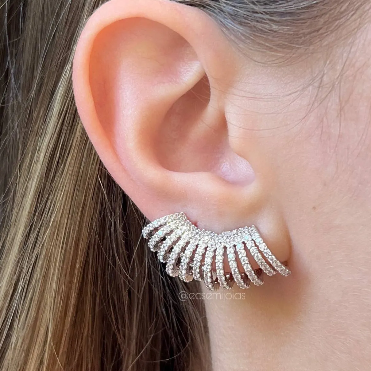 Brinco ear cuff cravejado - banhado a ródio branco