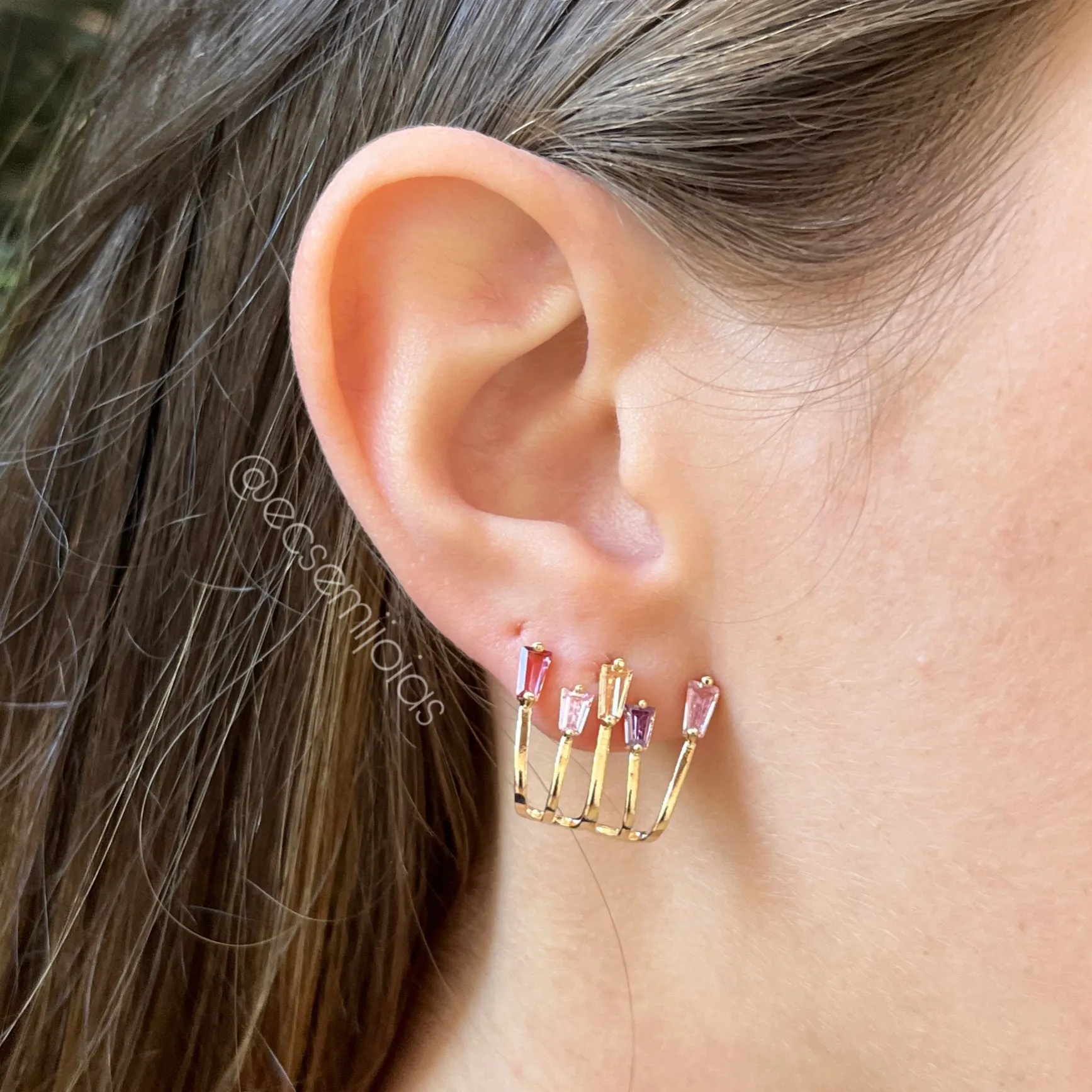 Brinco ear hook c/ 5 aros lisos vazados com baguetes nas pontas - banhado a ouro 18k