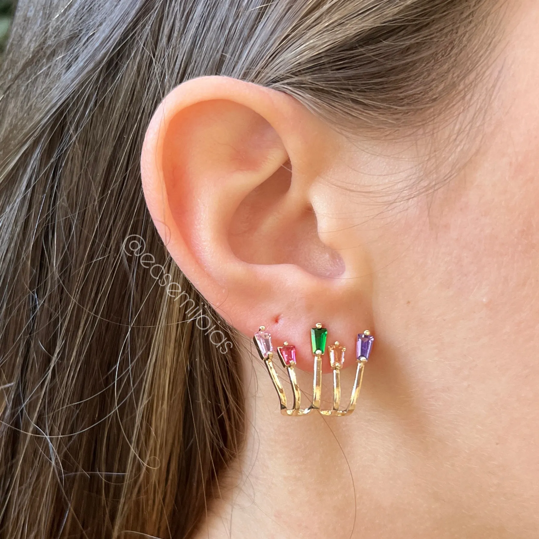 Brinco ear hook c/ 5 aros lisos vazados com baguetes nas pontas - banhado a ouro 18k