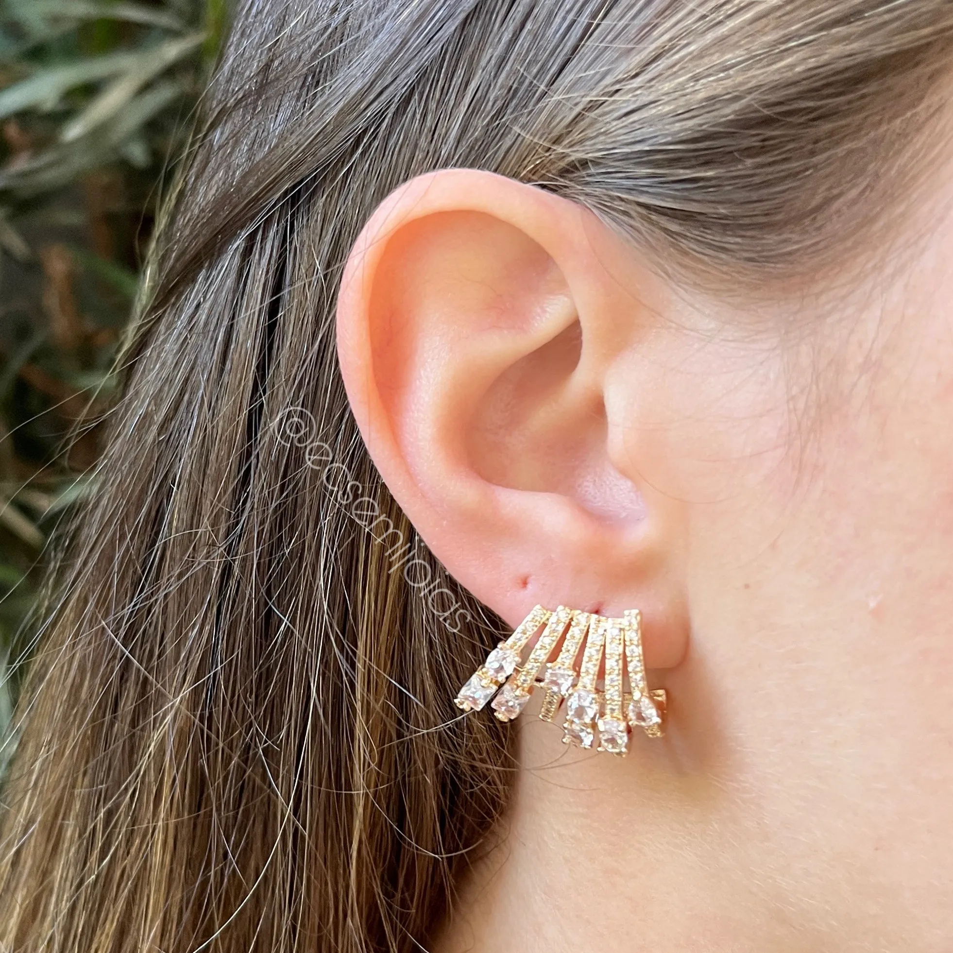 Brinco ear hook c/ 6 aros cravejados vazados e zircônias gotas, retangulares e ovais - banhado a ouro 18k