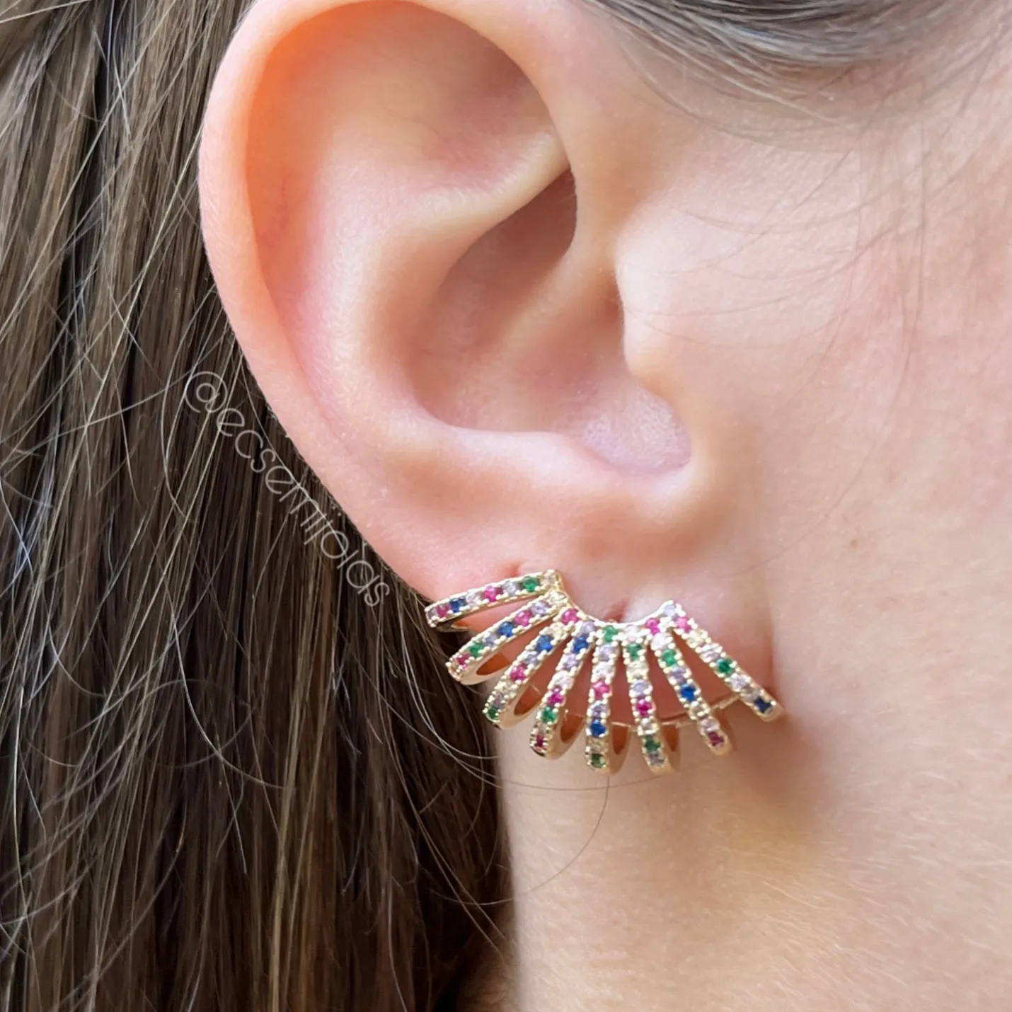 Brinco ear hook c/ 8 aros cravejados vazados - banhado a ouro 18k