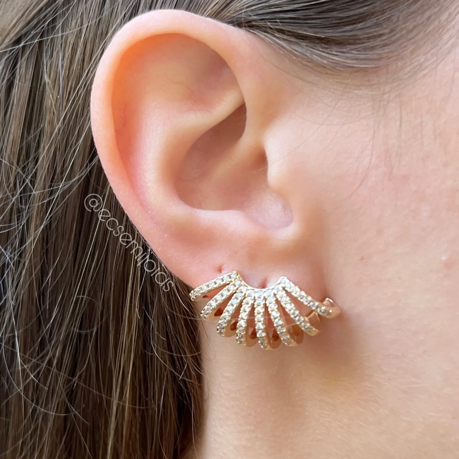Brinco ear hook c/ 8 aros cravejados vazados - banhado a ouro 18k