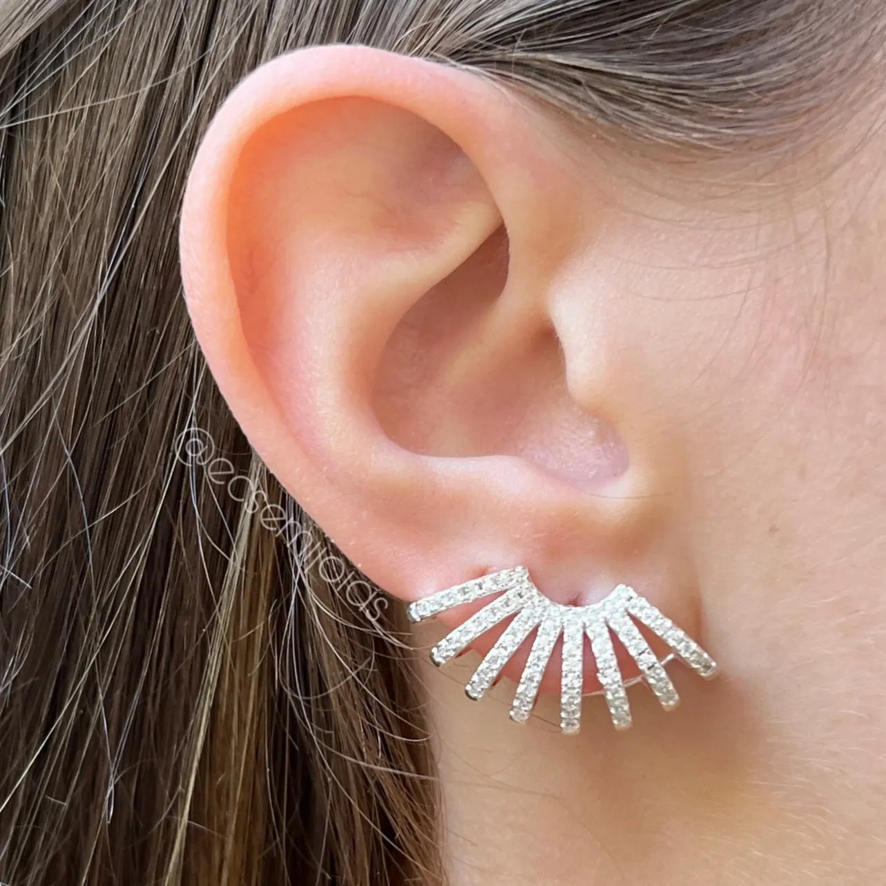 Brinco ear hook c/ 8 aros cravejados vazados - banhado a ouro 18k
