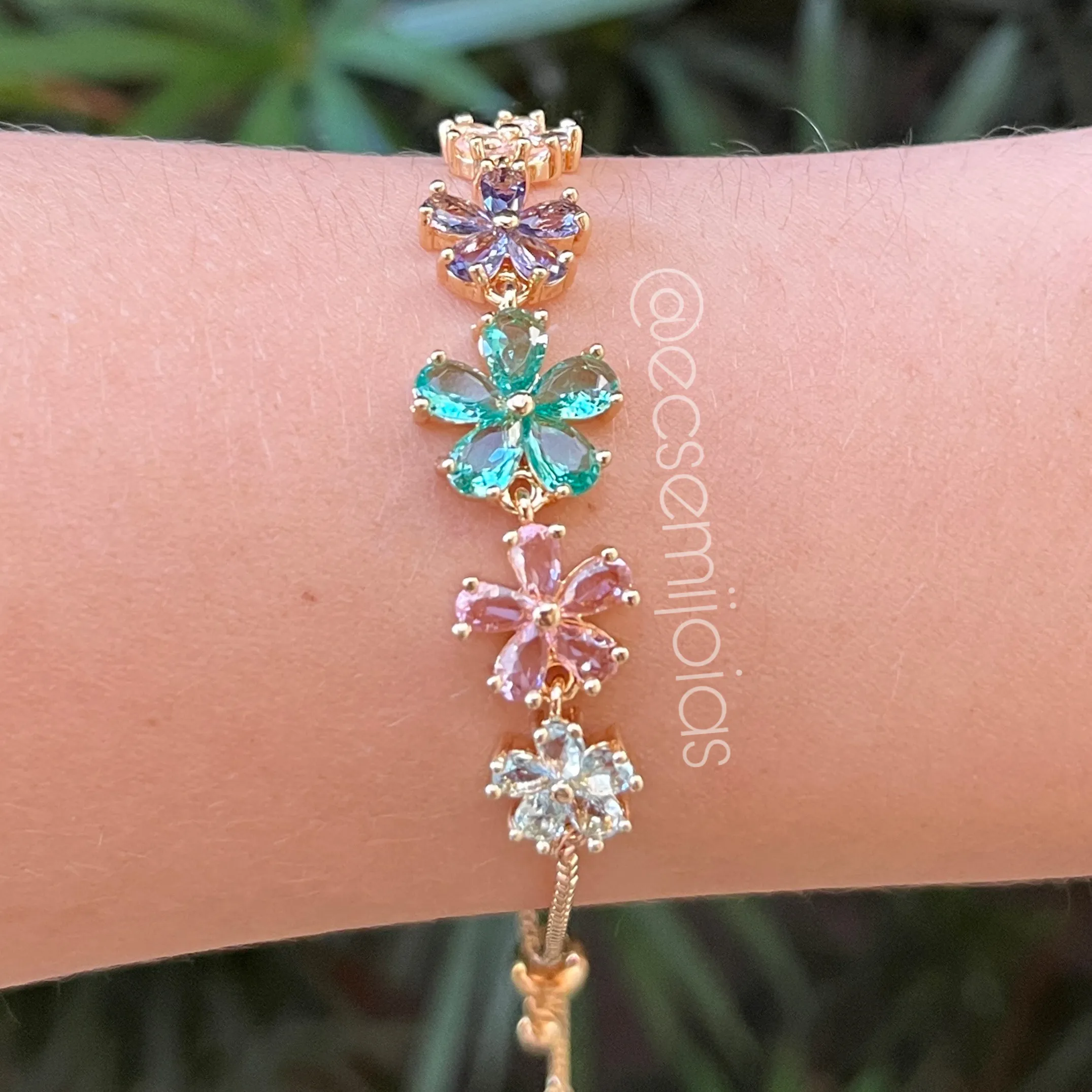 Pulseira c/ 5 florzinhas coloridas c/ zircônias gotas - ajustável - banhado a ouro 18k