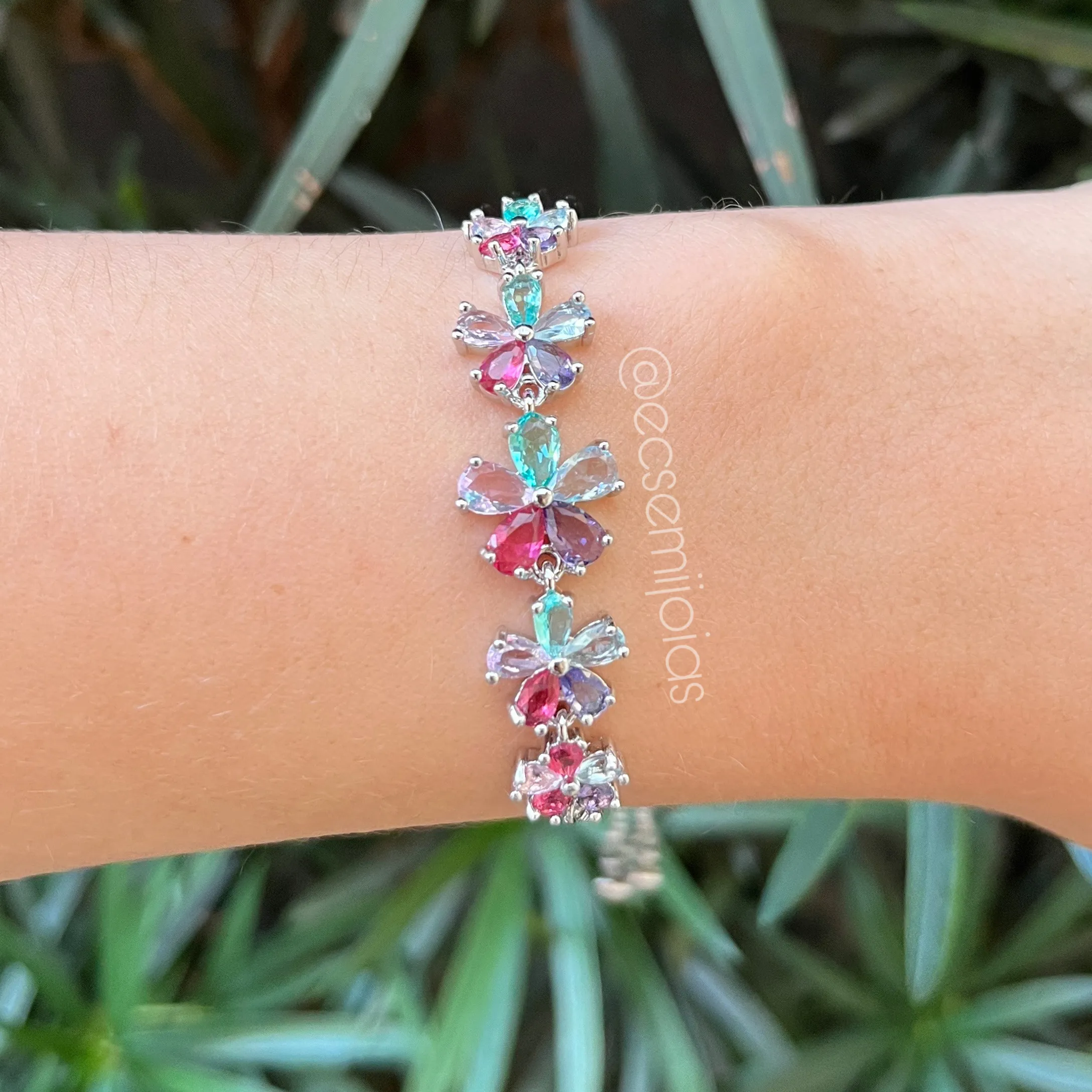 Pulseira c/ 5 florzinhas coloridas c/ zircônias gotas - ajustável - banhado a ródio branco