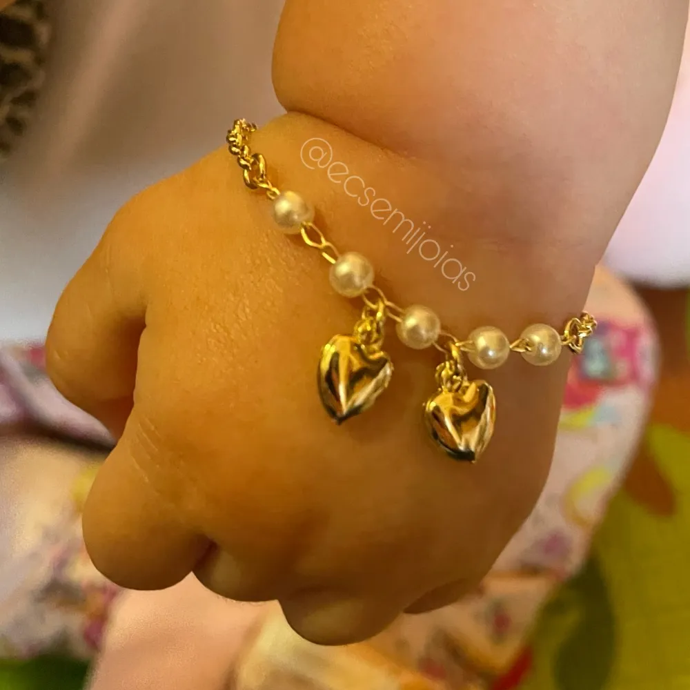 Pulseira c/ 5 pérolas 3mm e 2 corações lisos - 11cm + extensor - banhado a ouro 18k