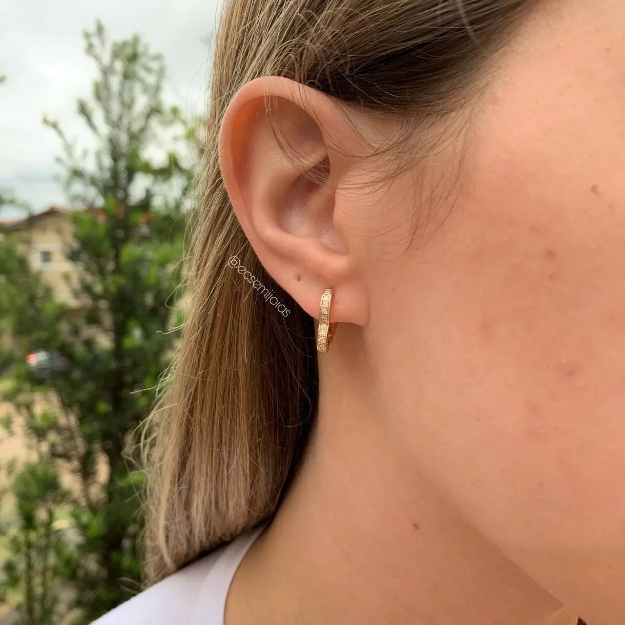 Brinco argola de coração cravejada G - banhado a ouro 18k