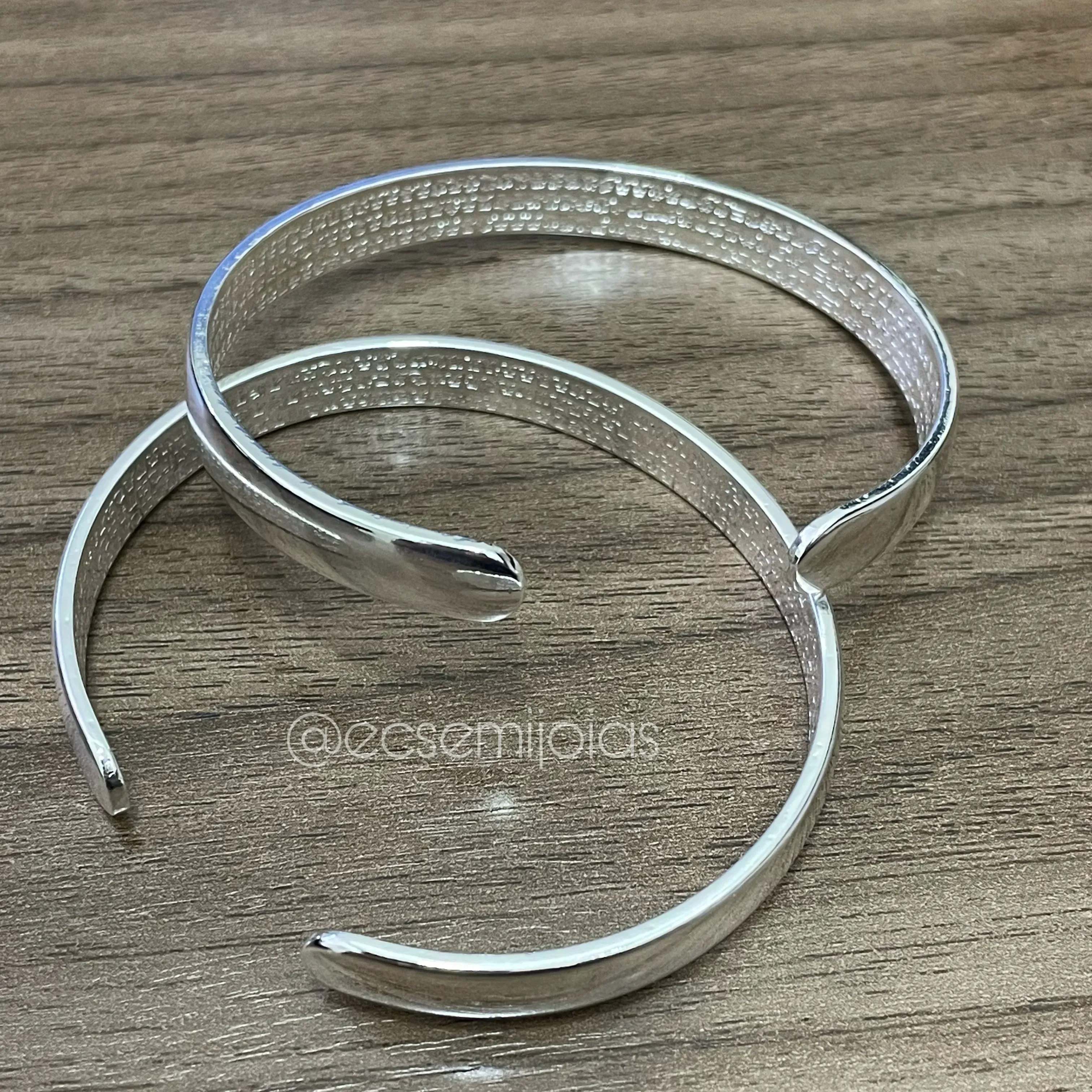 Bracelete liso 8mm com escrita chinesa por dentro - banhado a prata 925