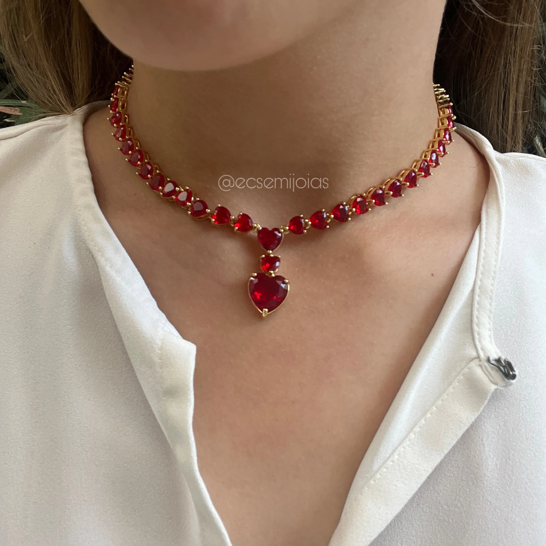 Choker 100% com zircônias redondas e corações com coração maior central - 35cm - banhado a ouro 18k