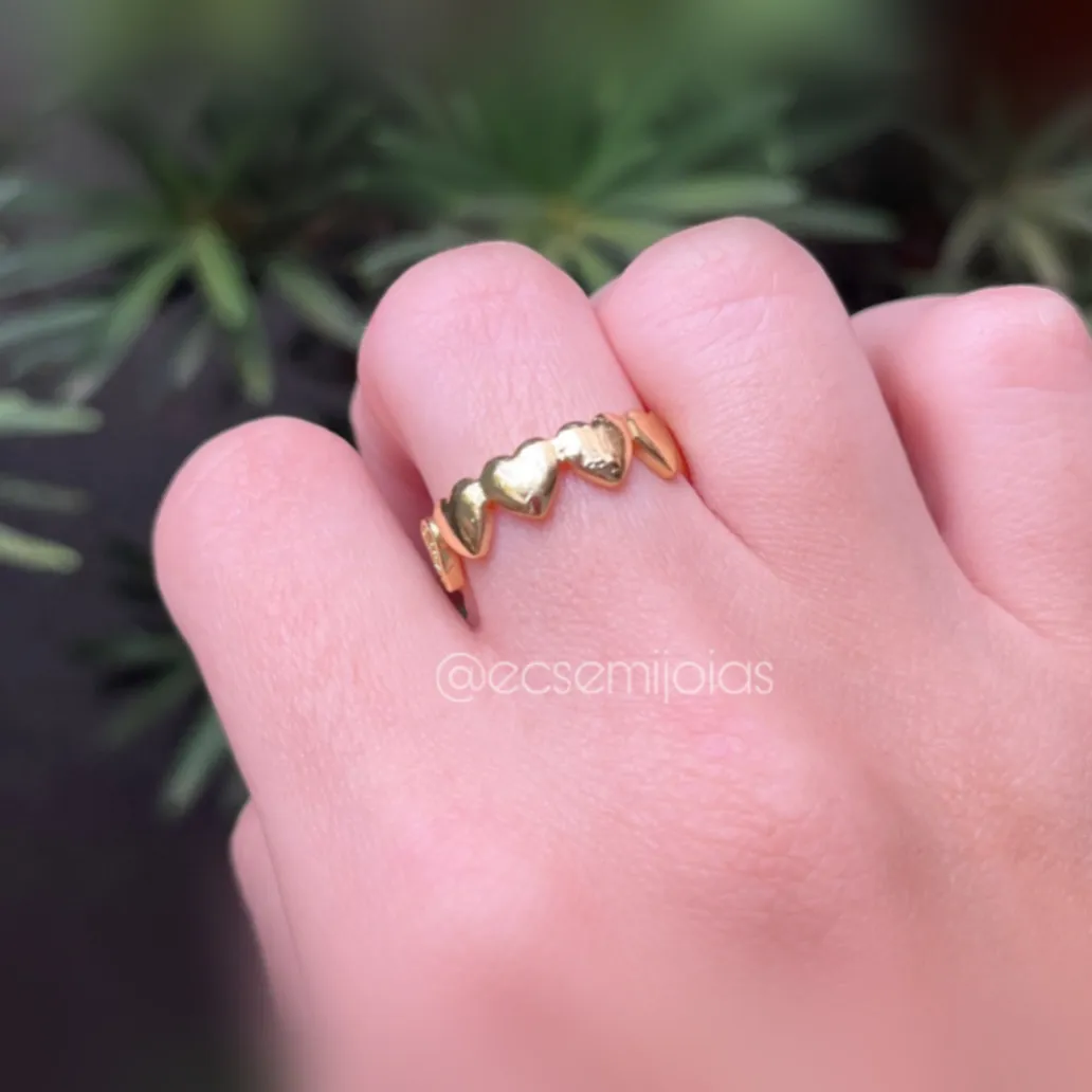 Anel com 3 corações cravejados e demais lisos - banhado a ouro 18k