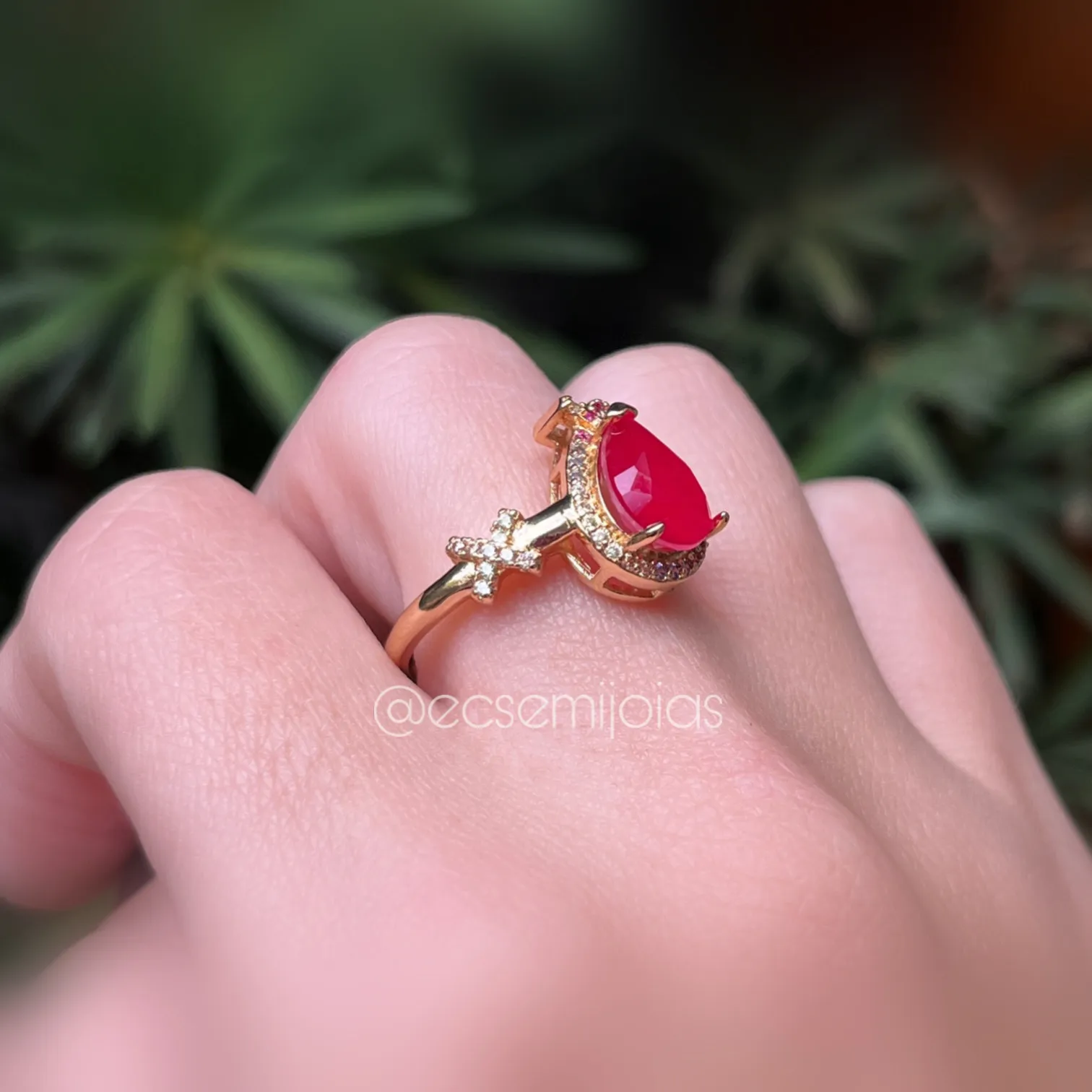 Anel pedra fusion gota centro cravejado em volta -pedra 8x10mm - banhado a ouro 18k