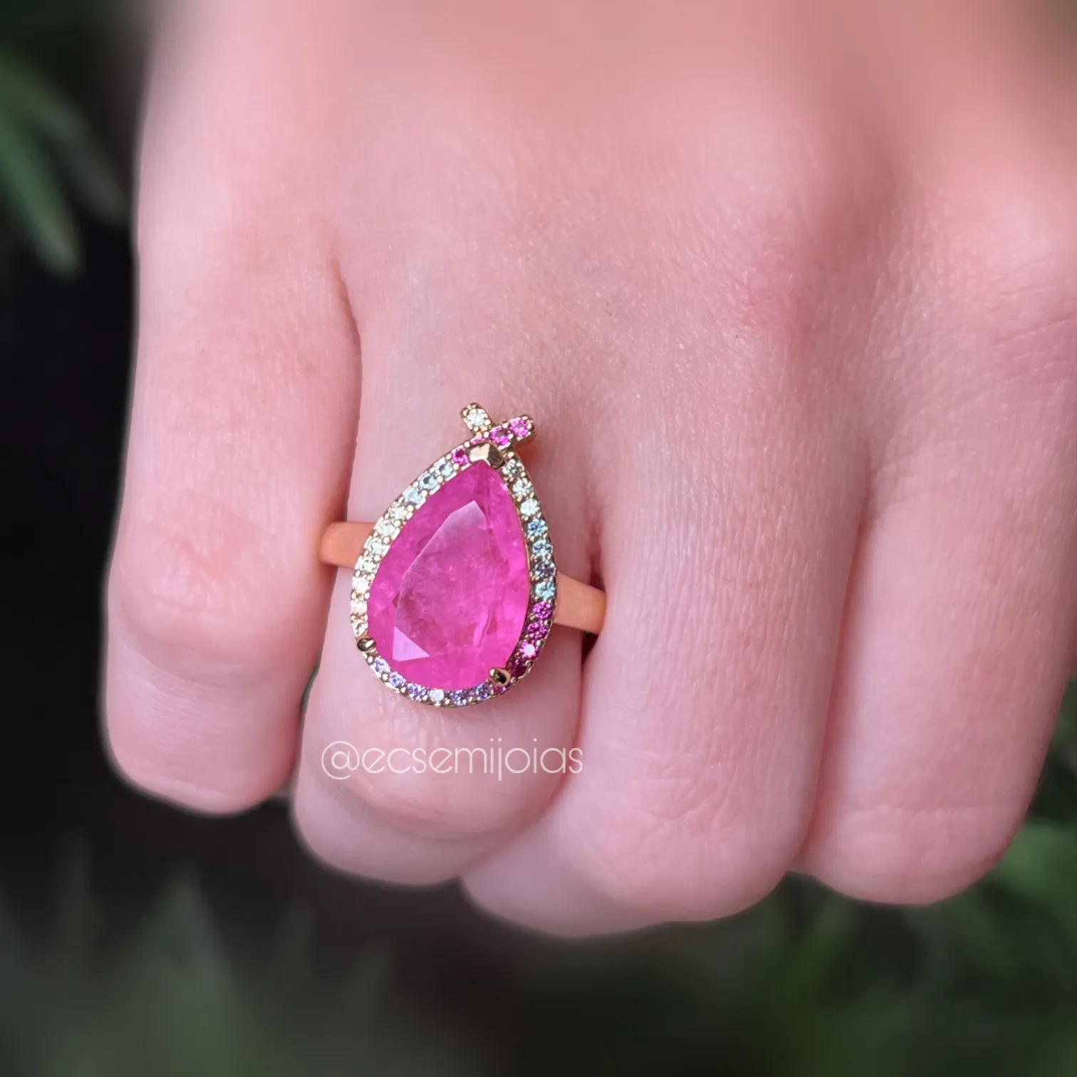 Anel pedra fusion gota centro cravejado em volta -pedra 1x1,5cm - banhado a ouro 18k