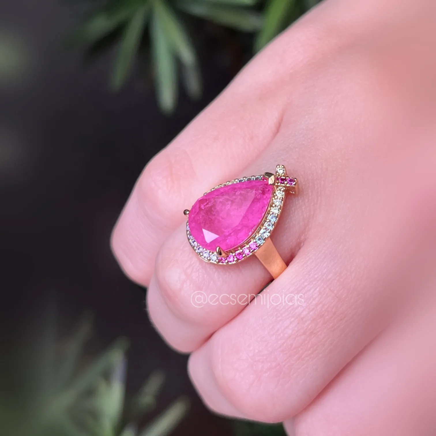 Anel pedra fusion gota centro cravejado em volta -pedra 1x1,5cm - banhado a ouro 18k