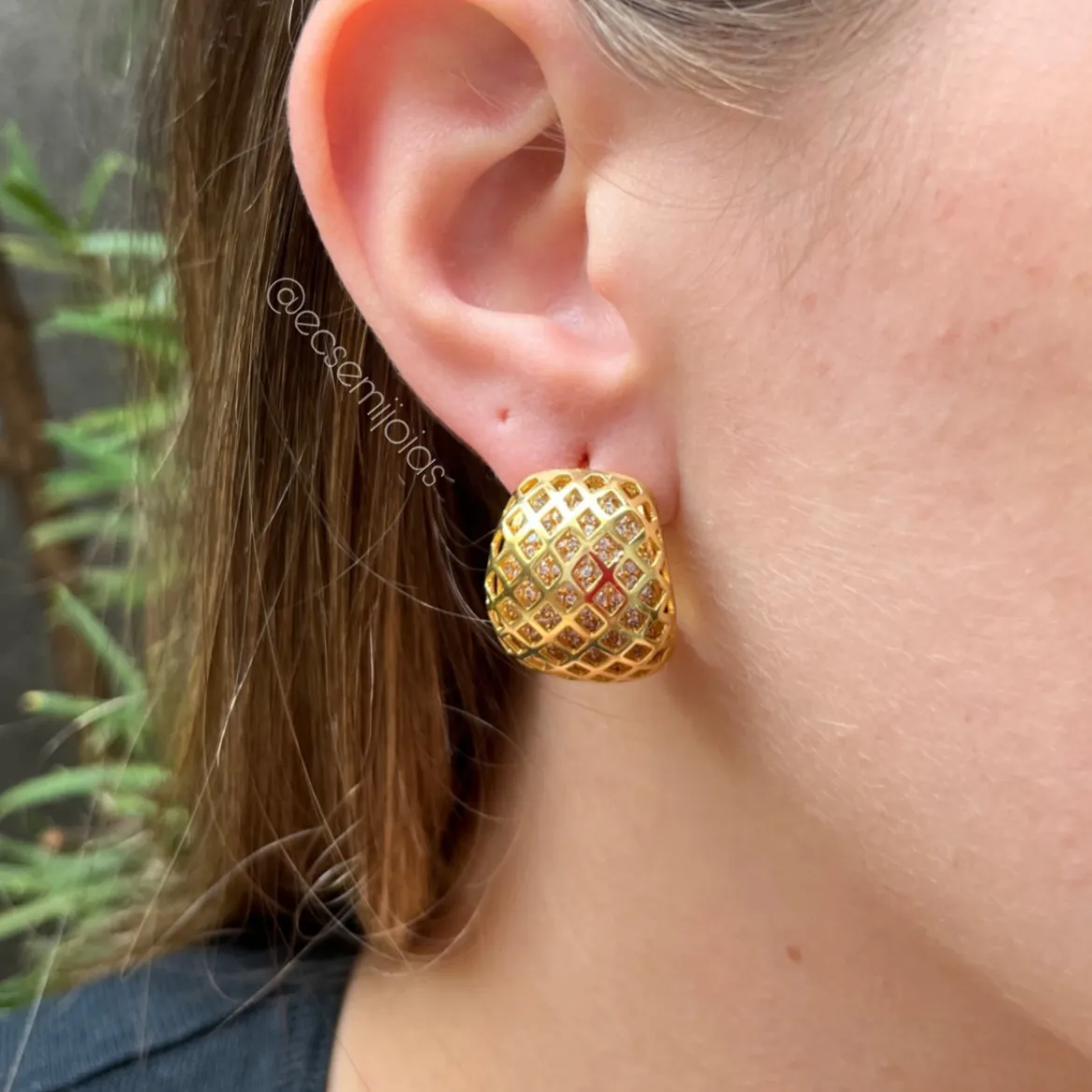 Conjunto brinco e anel oval com 2 camadas, vazado em cima cravejado em baixo - banhado a ouro 18k