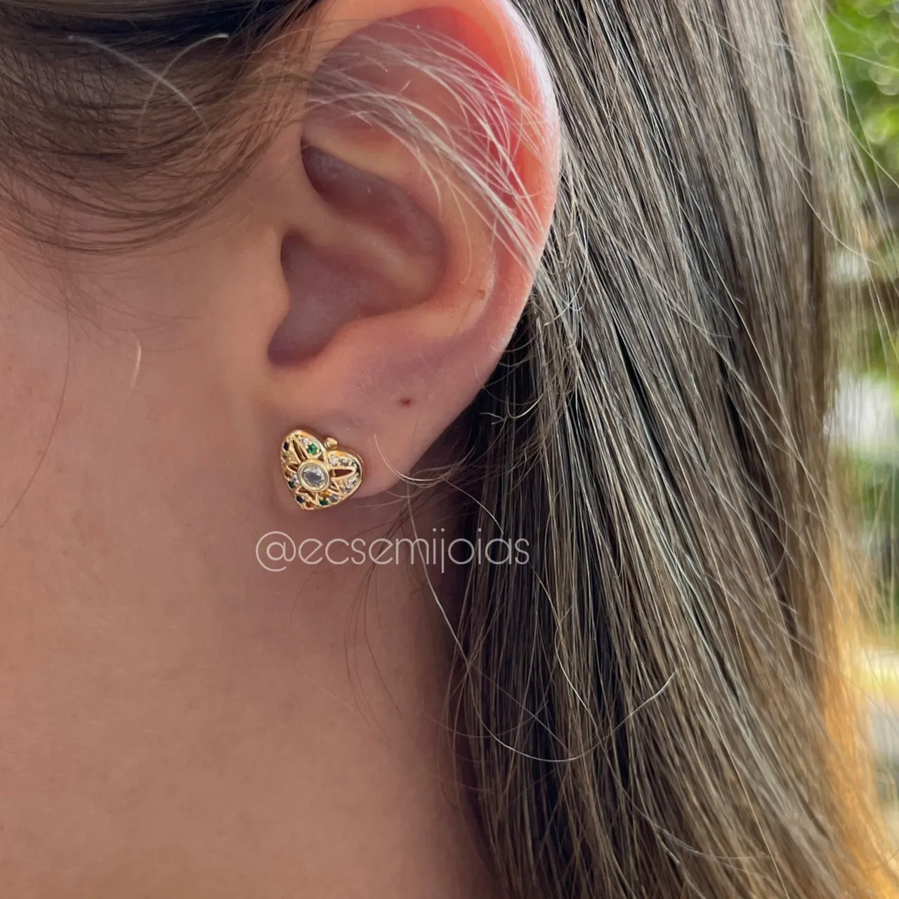Brinco ear cuff cravejado de um lado do outro coração cravejado - banhado a ouro 18k