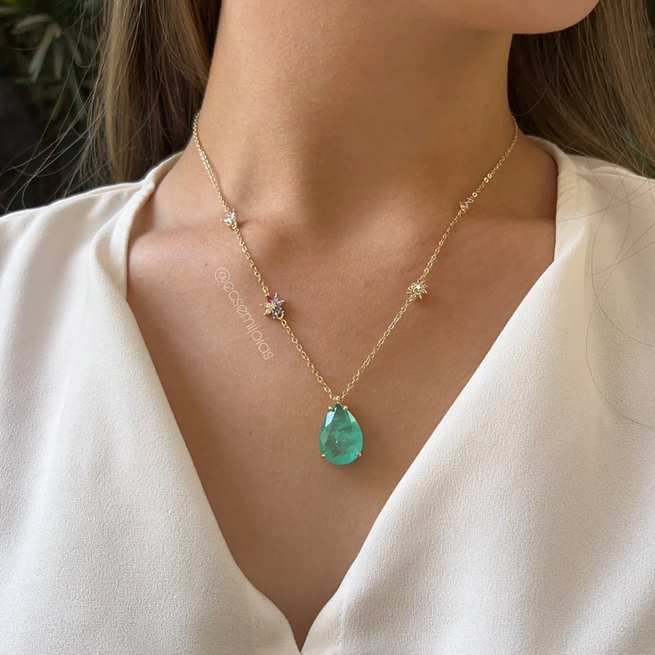 Conjunto brinco, colar e anel gota com flores cravejadas - banhado a ouro 18k