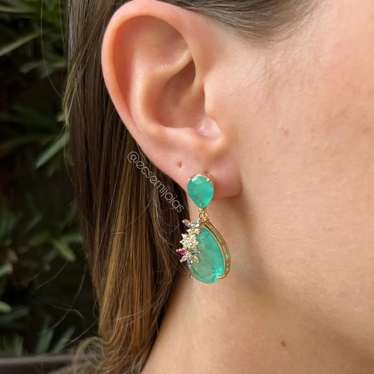 Conjunto brinco, colar e anel gota com flores cravejadas - banhado a ouro 18k