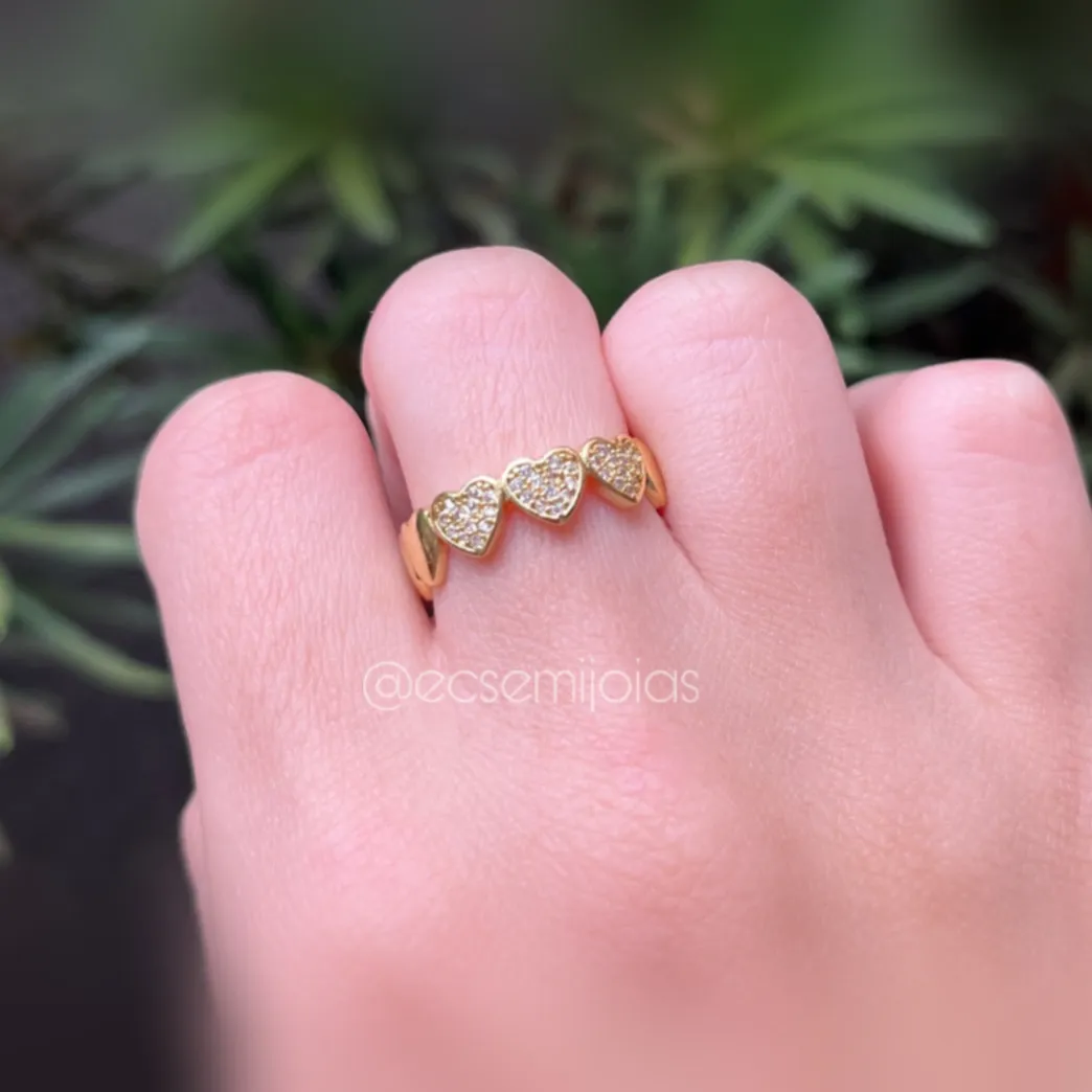 Anel com 3 corações cravejados e demais lisos - banhado a ouro 18k