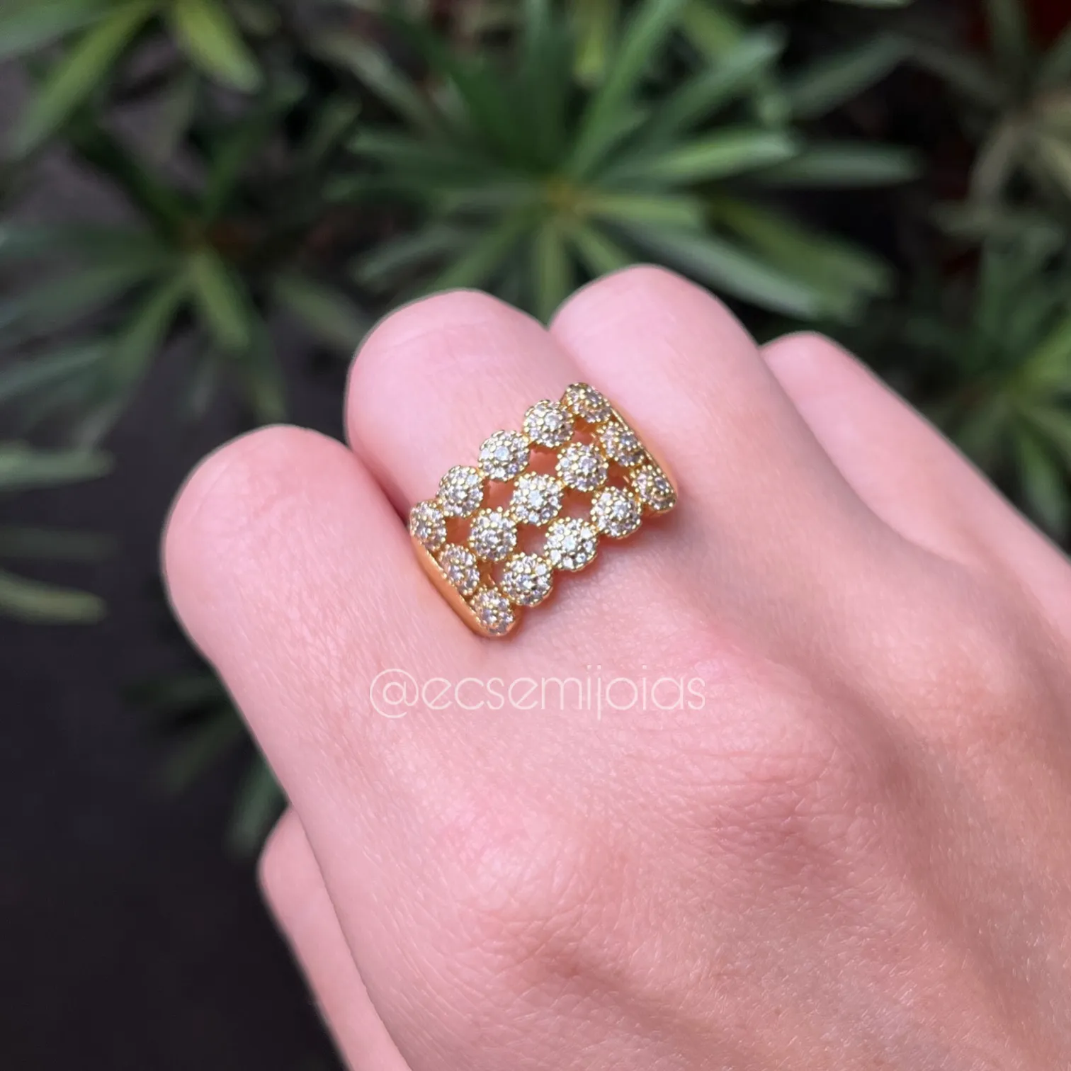Anel com 3 fileiras de florzinhas cravejadas - banhado a ouro 18k