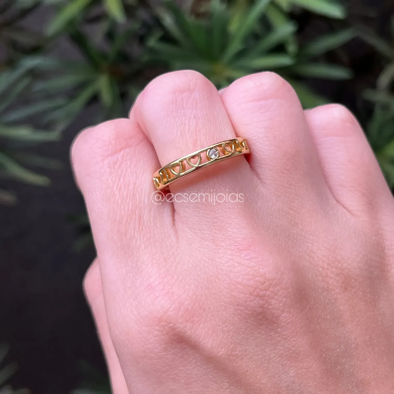 Anel com corações pequenos vazados intercalados com zircônias - banhado a ouro 18k