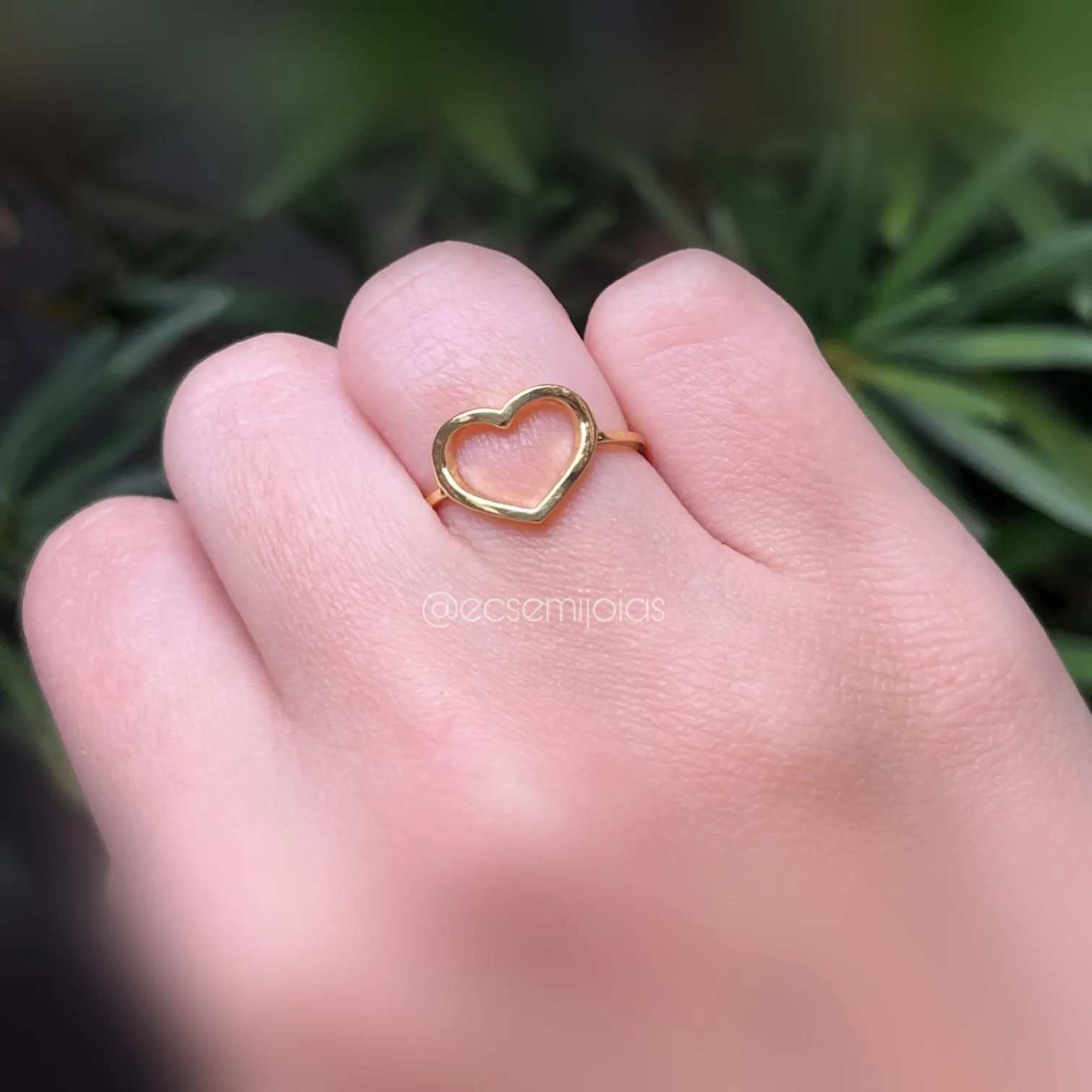 Anel coração vazado com aro fino - 10mm - banhado a ouro 18k