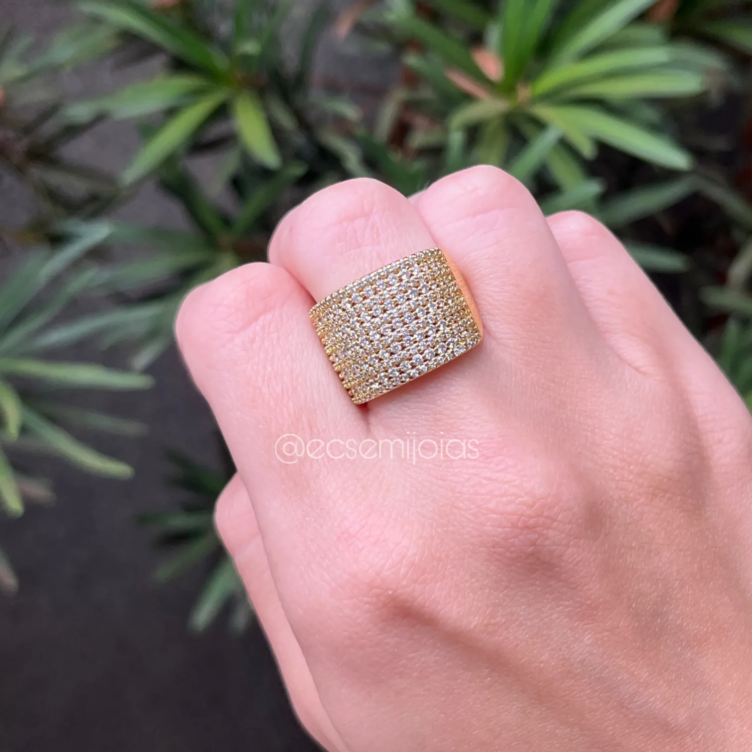 Anel cravejado retangular mais grosso - 1,5x2,2cm - banhado a ouro 18k