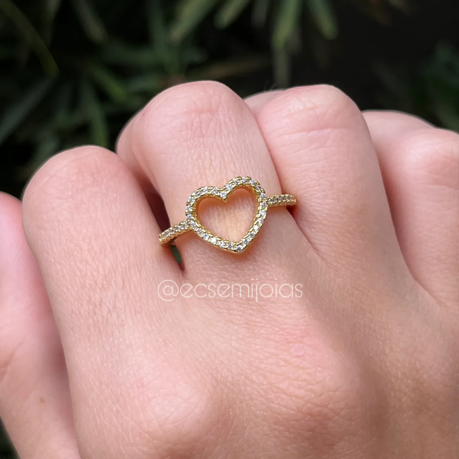 Anel de coração vazado cravejado - 11x11mm - banhado a ouro 18k
