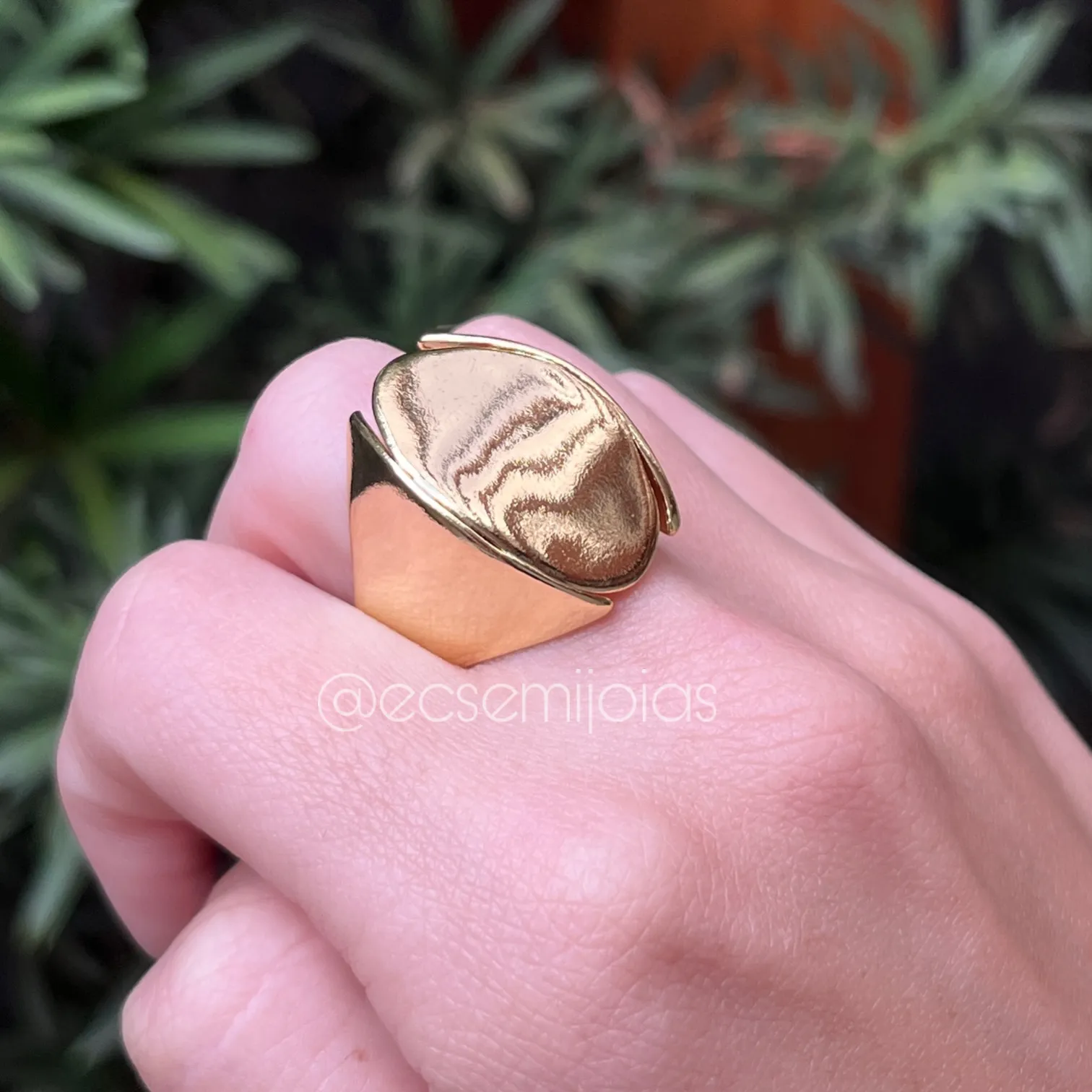 Anel oval liso - 2x2,4cm - banhado a ouro 18k