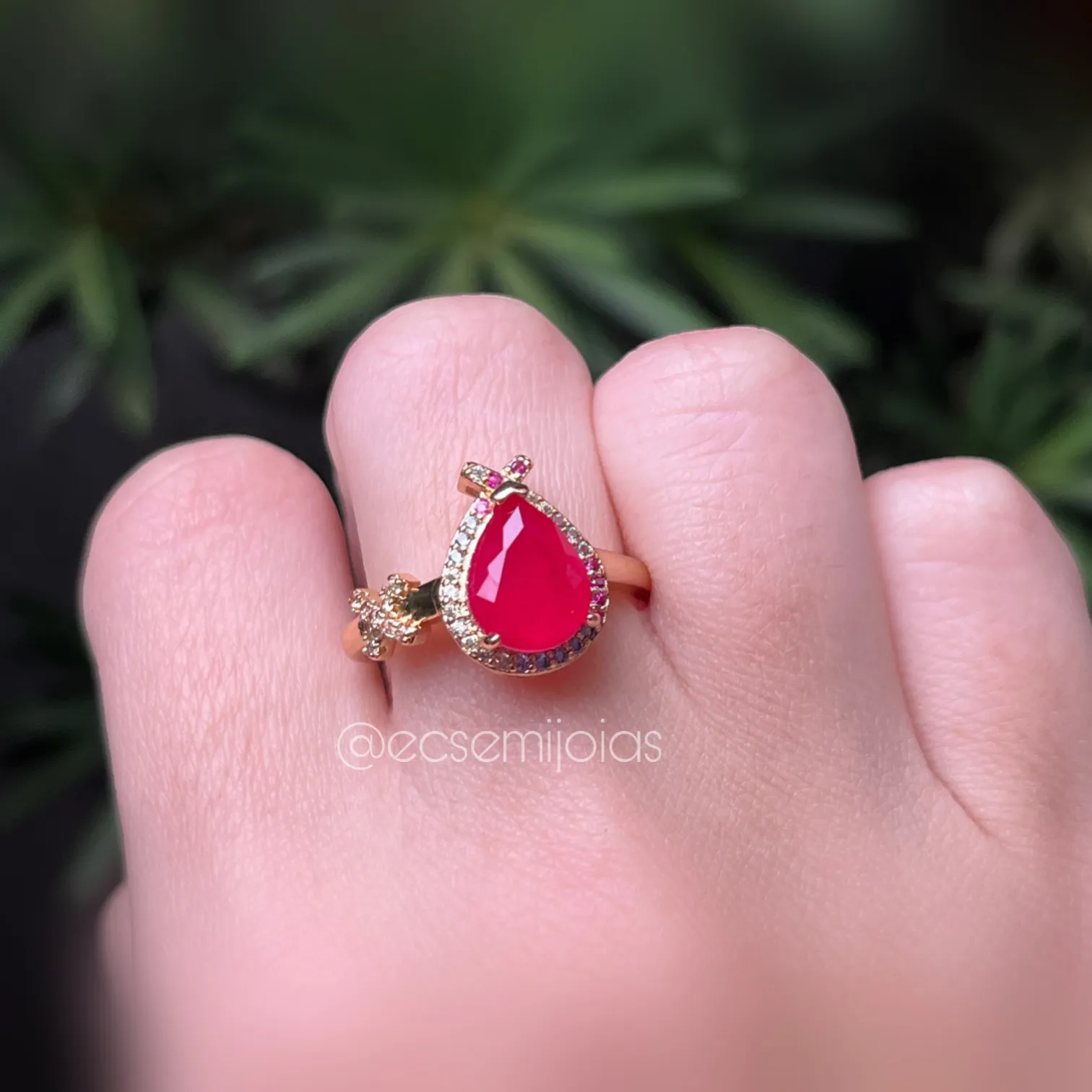 Anel pedra fusion gota centro cravejado em volta -pedra 8x10mm - banhado a ouro 18k