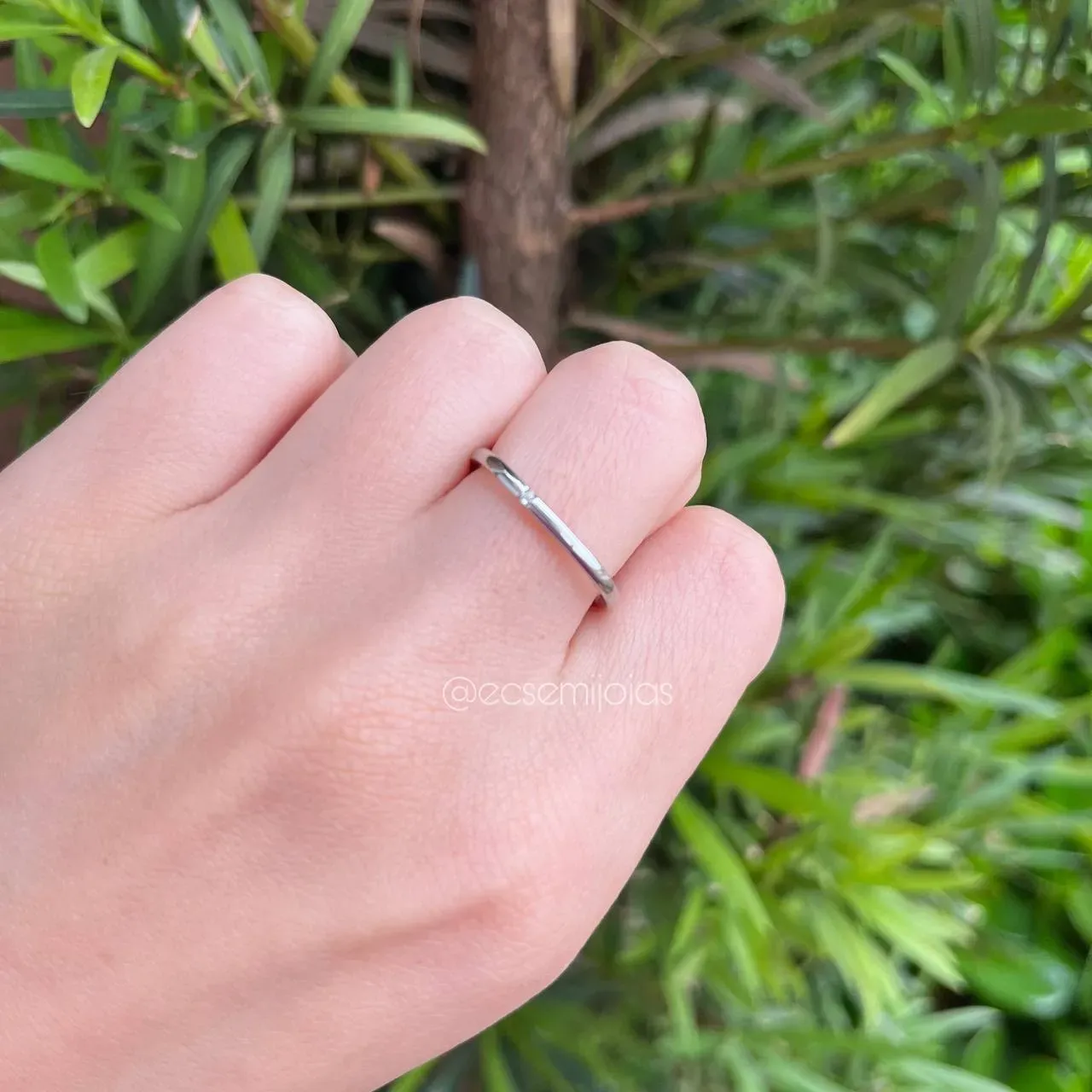 Anel quadrado fino com uma zircônia - banhado a ródio branco