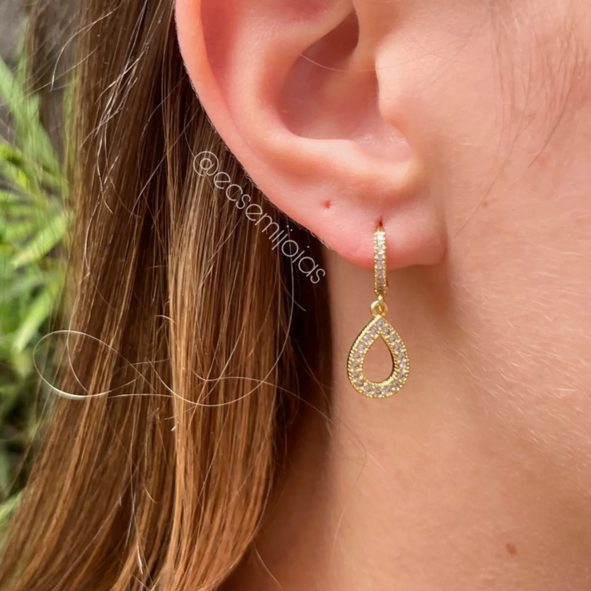 Argola click com 1 fileira cravejada com 1 gota vazada cravejada - banhado a ouro 18k