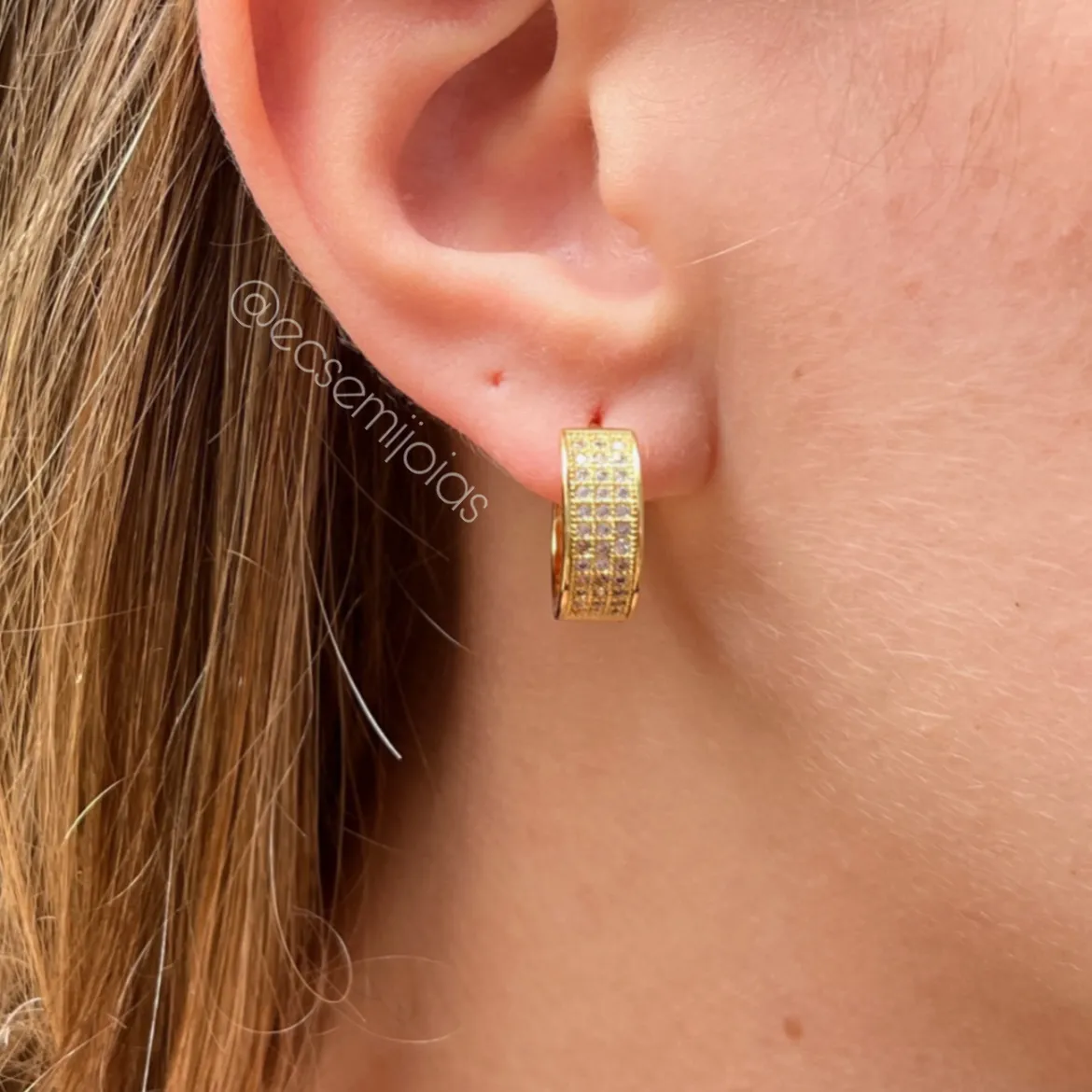 Argola com 3 fileiras cravejadas com bordas laterais - 6x17mm - banhado a ouro 18k