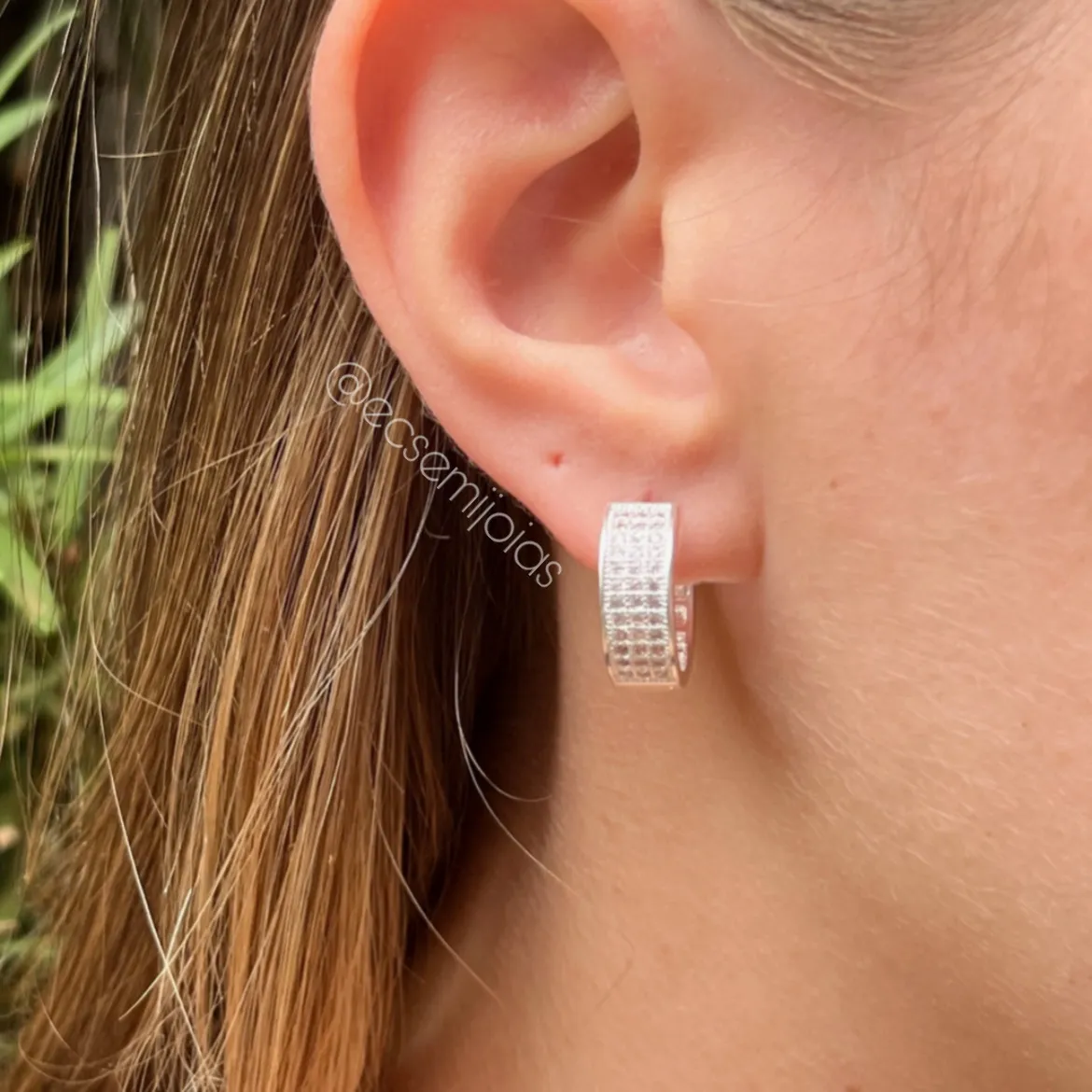 Argola com 3 fileiras cravejadas com bordas laterais - 6x17mm - banhado a prata 925