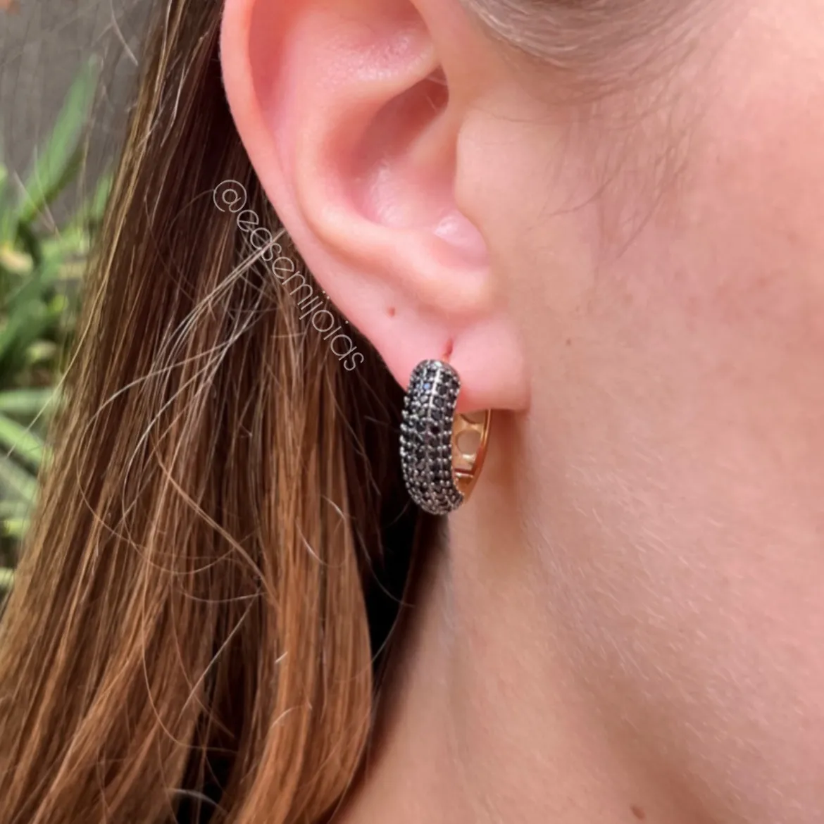 Argola com 5 fileiras cravejadas - 6x20mm - banhado a ouro 18k