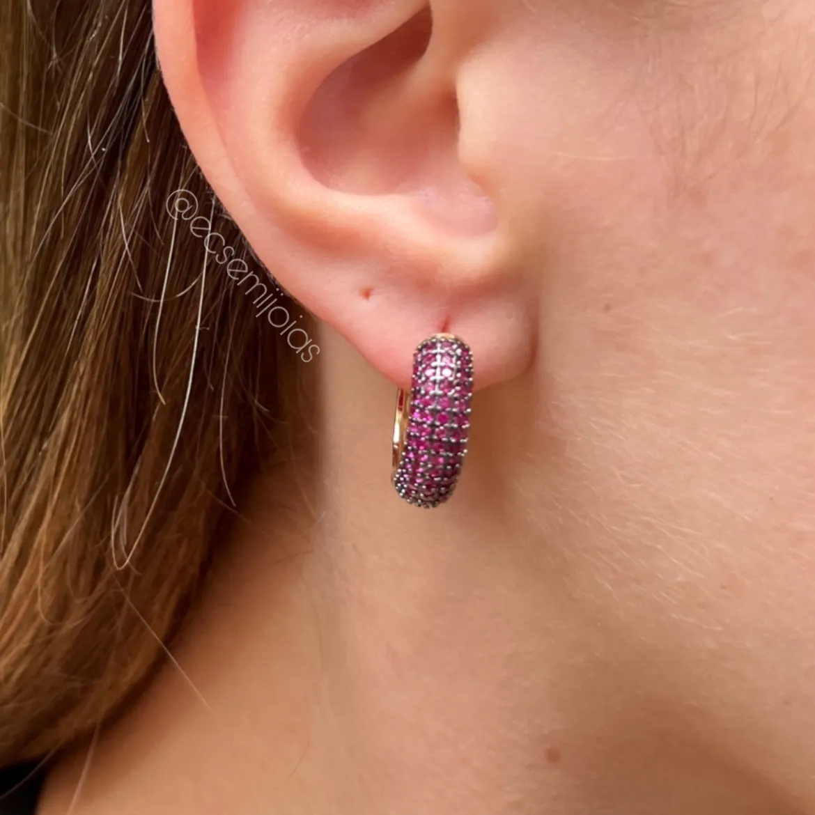 Argola com 5 fileiras cravejadas - 6x20mm - banhado a ouro 18k
