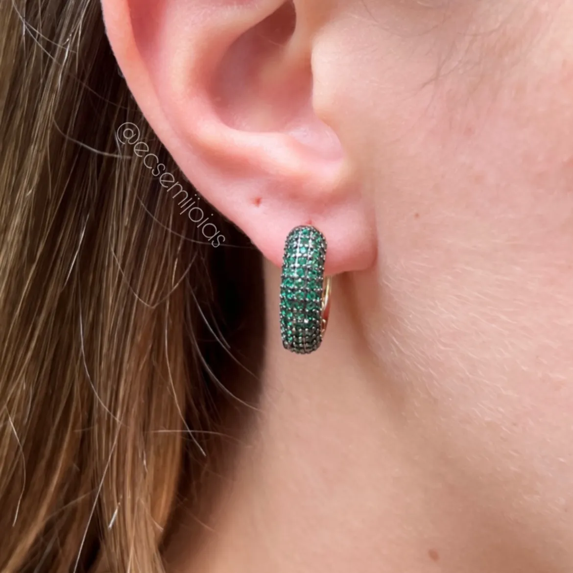 Argola com 5 fileiras cravejadas - 6x20mm - banhado a ouro 18k