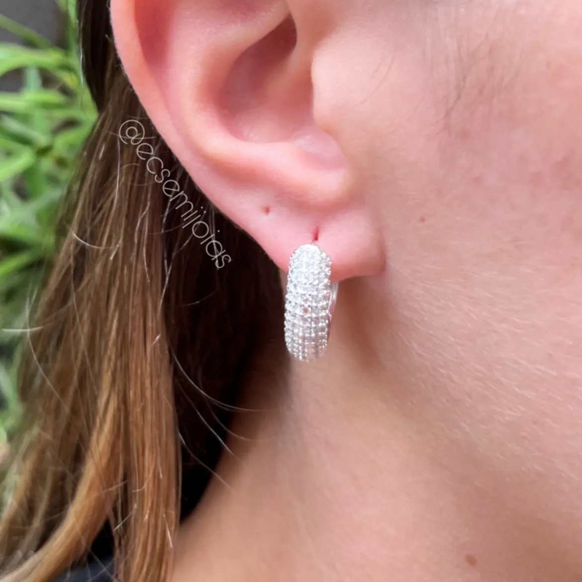 Argola com 5 fileiras cravejadas - 6x20mm - banhado a prata 925