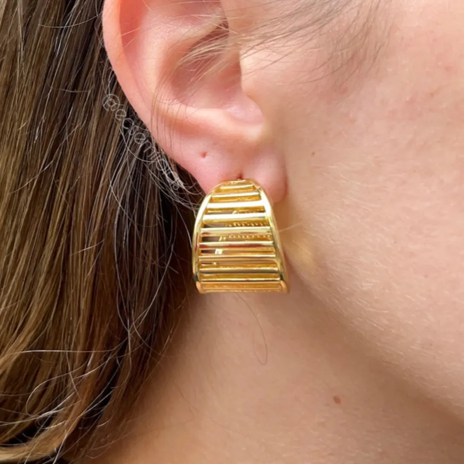 Argola com fios lisos e vazados - 19x24mm - banhado a ouro 18k