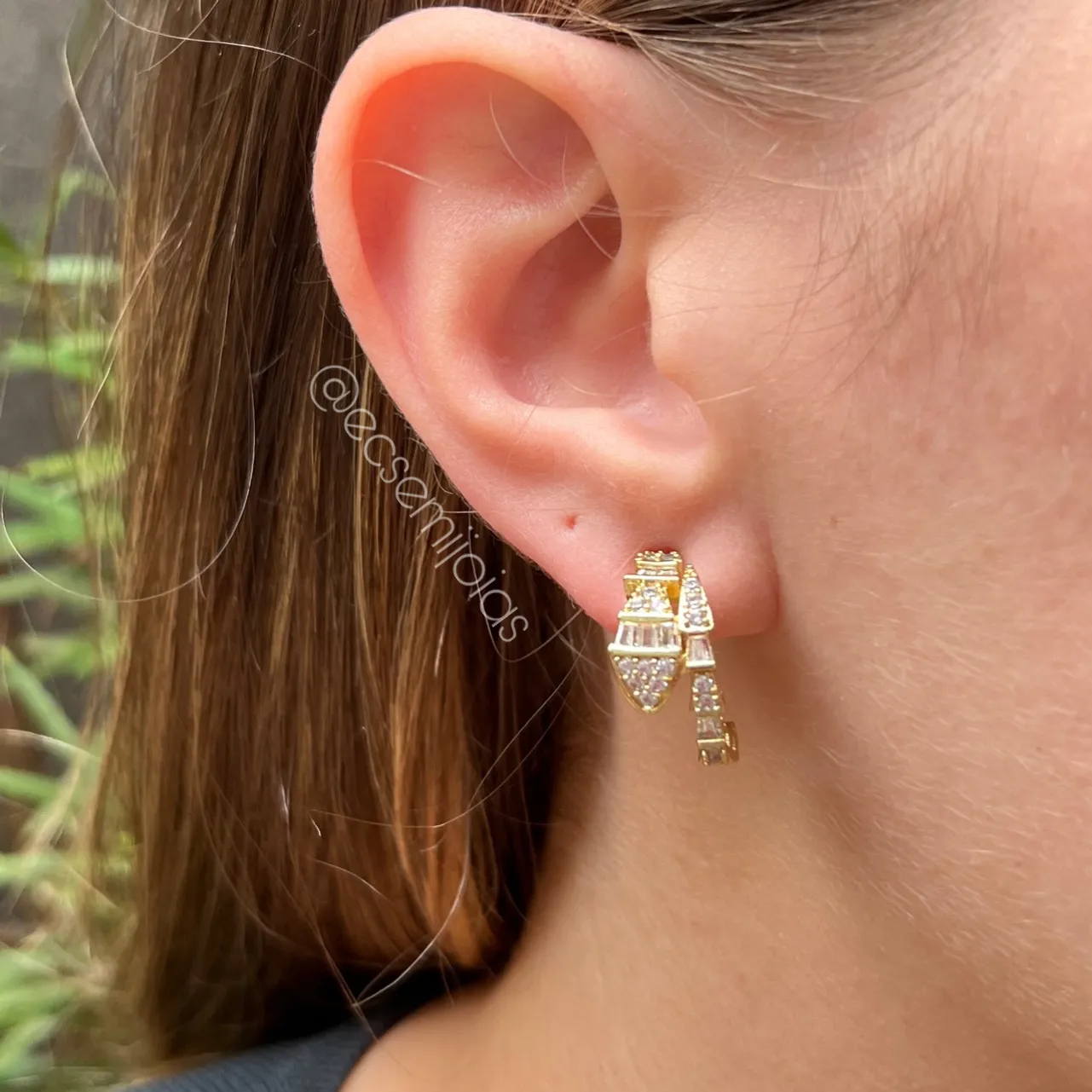 Argola com triângulos intercalados cravejados - banhado a ouro 18k