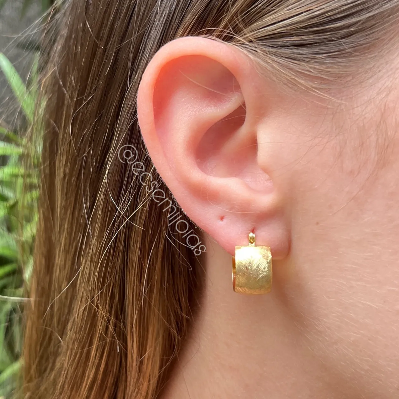 Argola fosca grossa com fecho trava - 9x14mm - banhado a ouro 18k