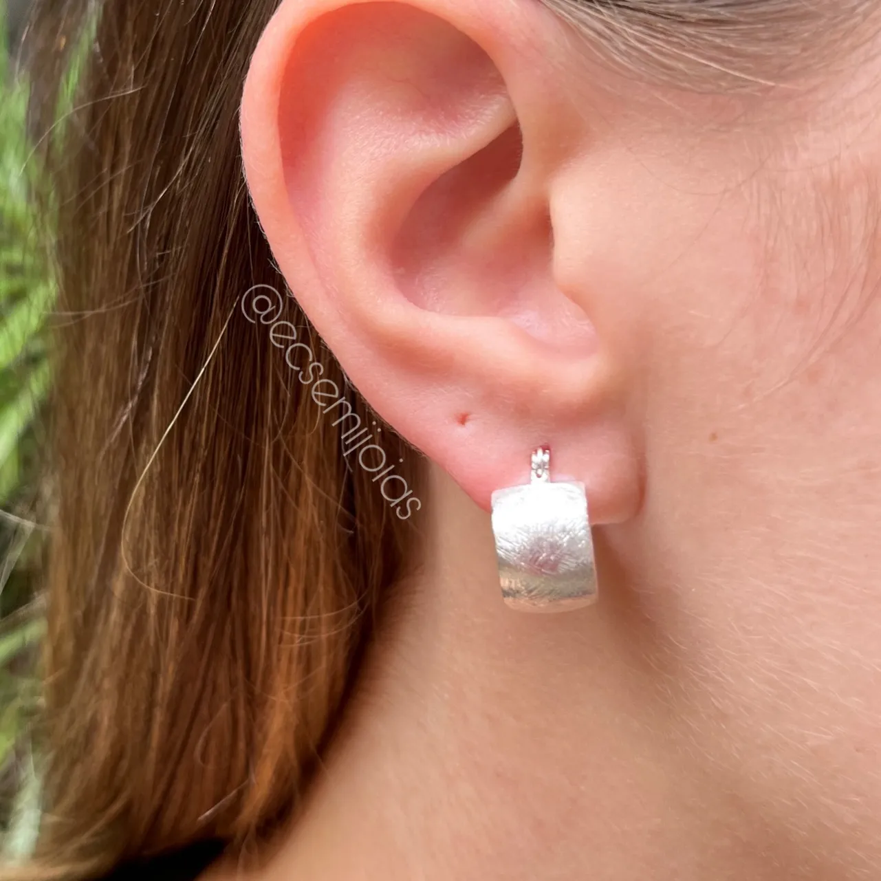 Argola fosca grossa com fecho trava - 9x14mm - banhado a prata 925