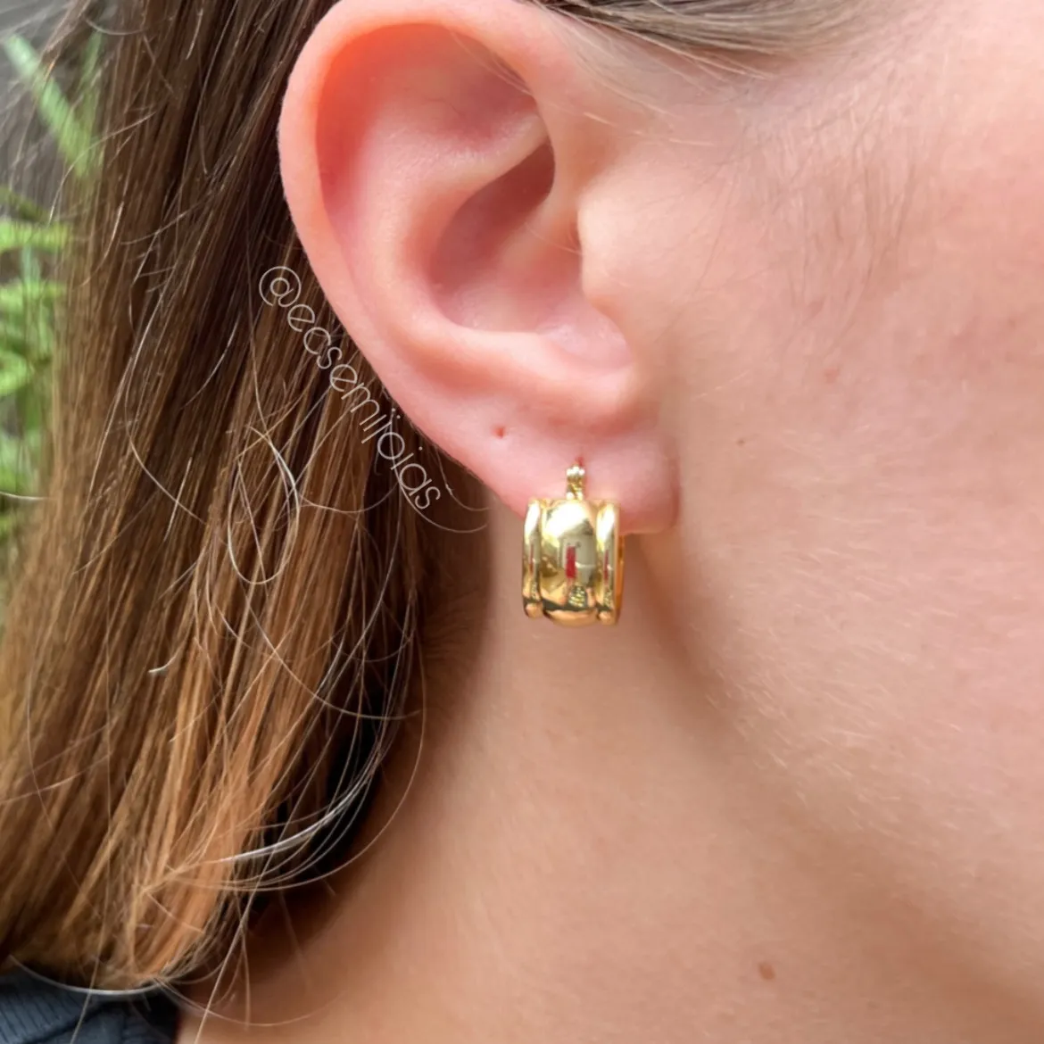 Argola lisa grossa com fecho trava - 9x15mm - banhado a ouro 18k