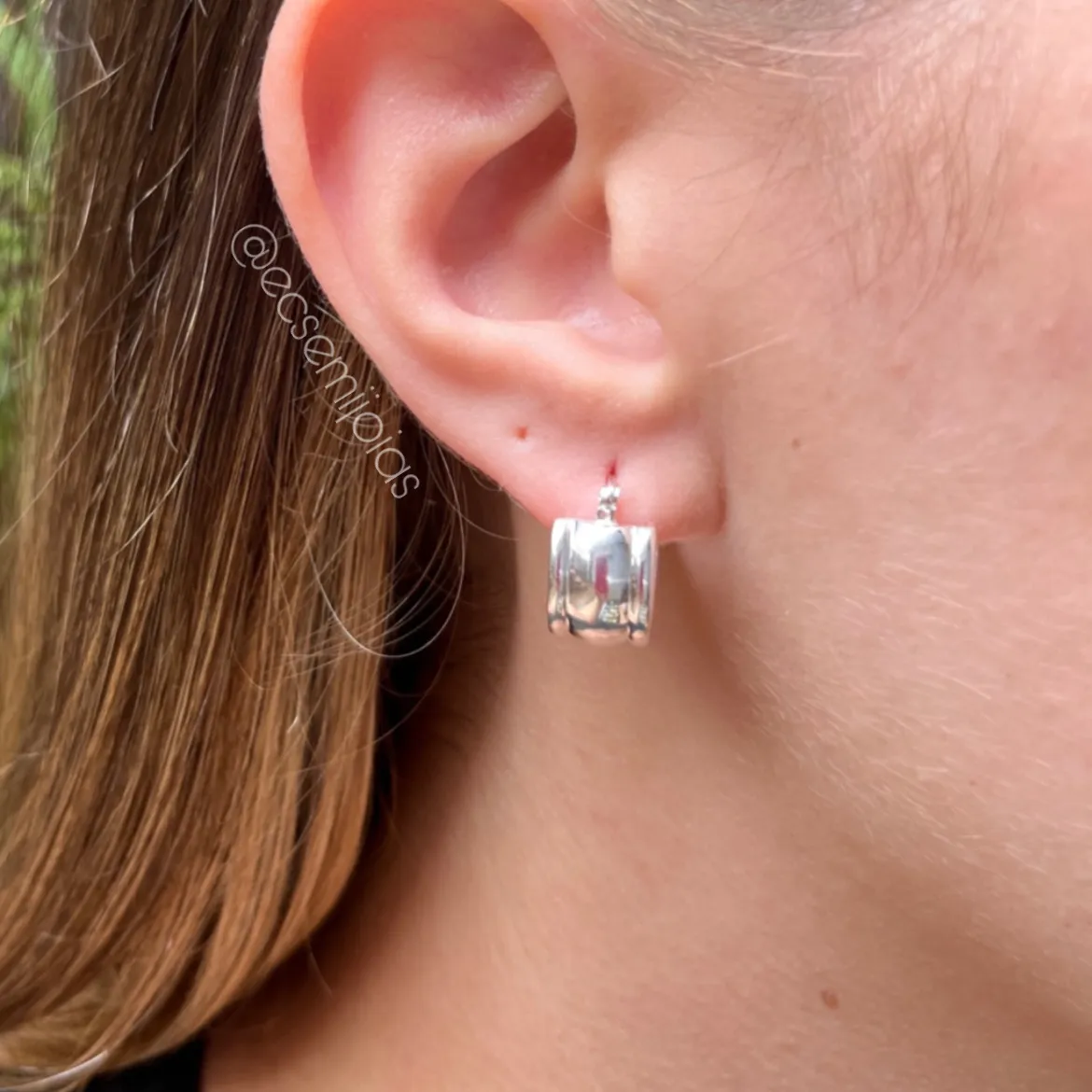 Argola lisa grossa com fecho trava - 9x15mm - banhado a prata 925