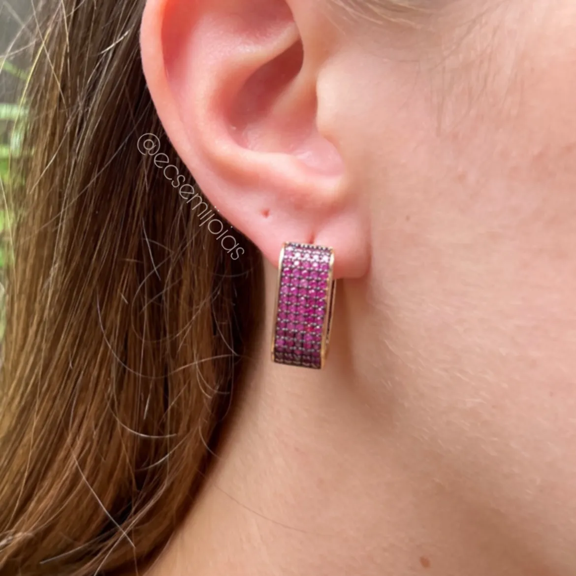 Argola retangular com 5 fileiras cravejadas por dentro e fora - 8x22mm - banhado a ouro 18k