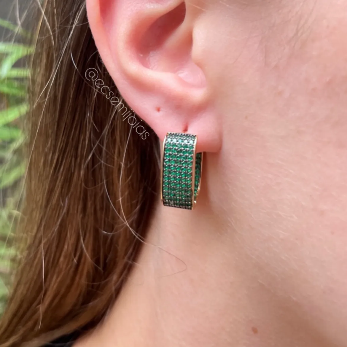 Argola retangular com 5 fileiras cravejadas por dentro e fora - 8x22mm - banhado a ouro 18k