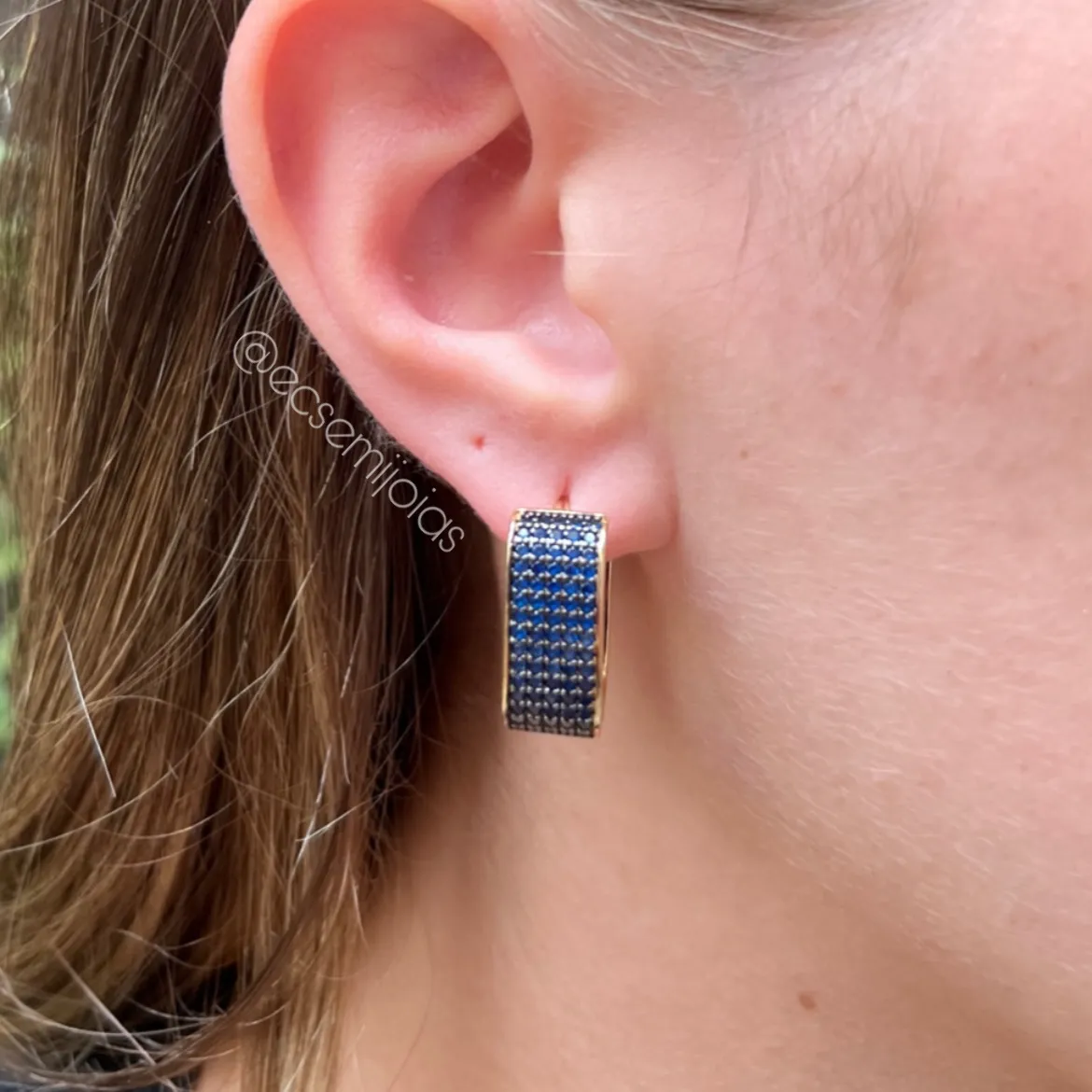 Argola retangular com 5 fileiras cravejadas por dentro e fora - 8x22mm - banhado a ouro 18k