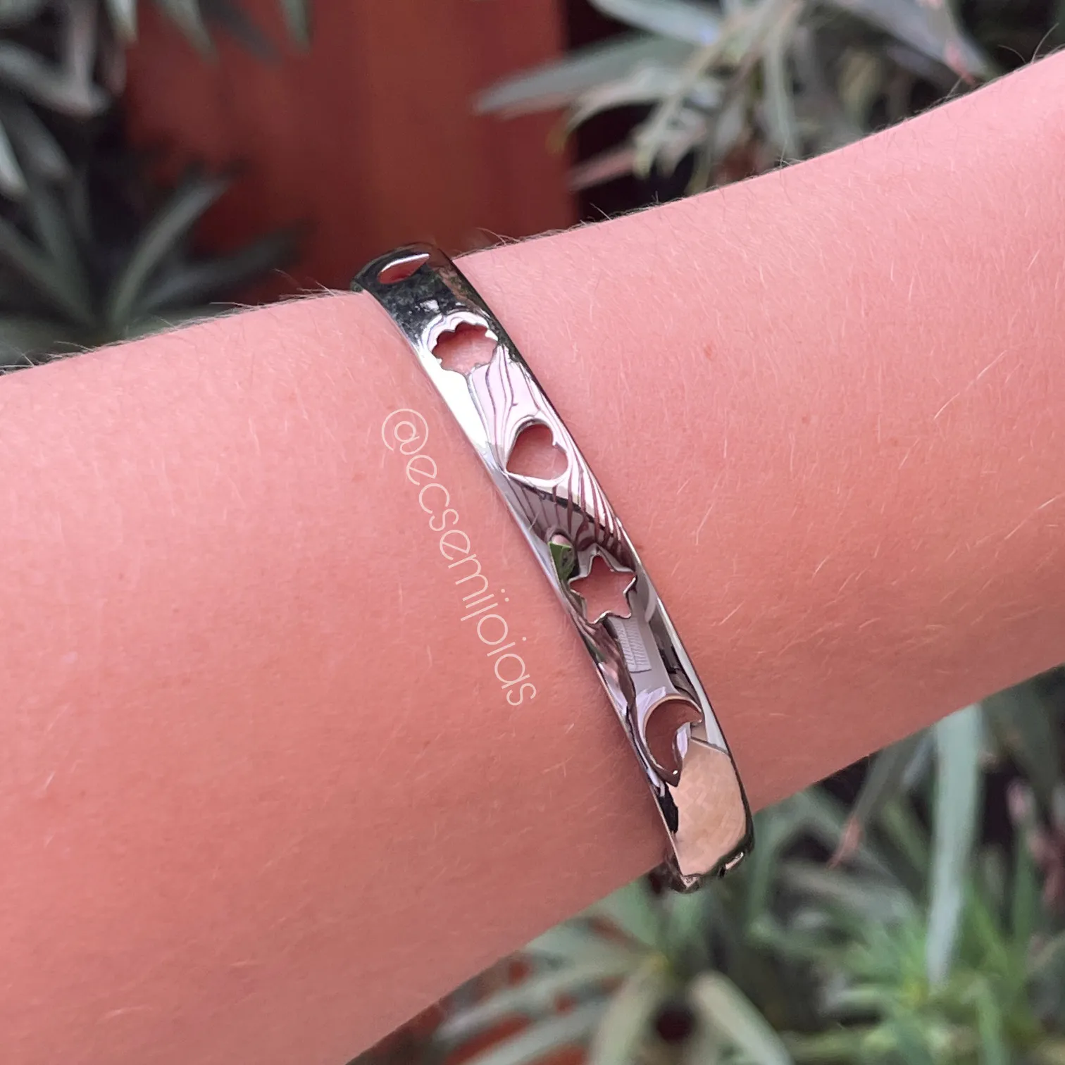 Bracelete liso com desenhos vazado - banhado a ródio branco