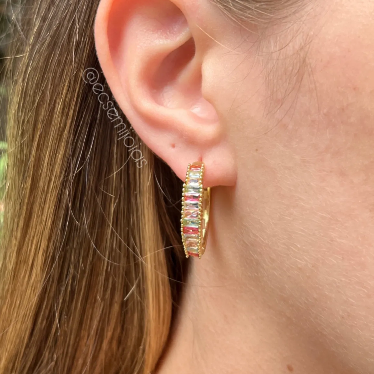 Brinco argola com 1 fileira de zircônias baguetes - 5x26mm - banhado a ouro 18k