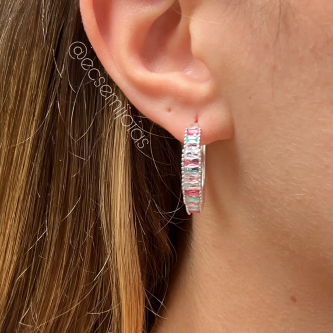 Brinco argola com 1 fileira de zircônias baguetes - 5x26mm - banhado a prata 925