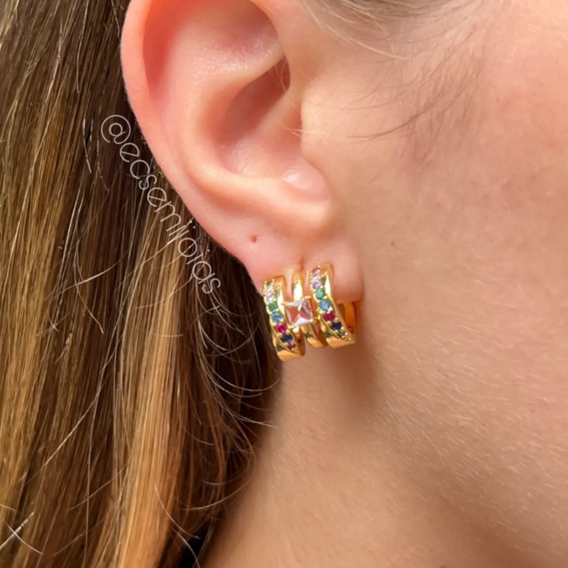 Brinco argola com 3 aros cravejados com pedra quadrada no centro - 13mm diâm. - banhado a ouro 18k